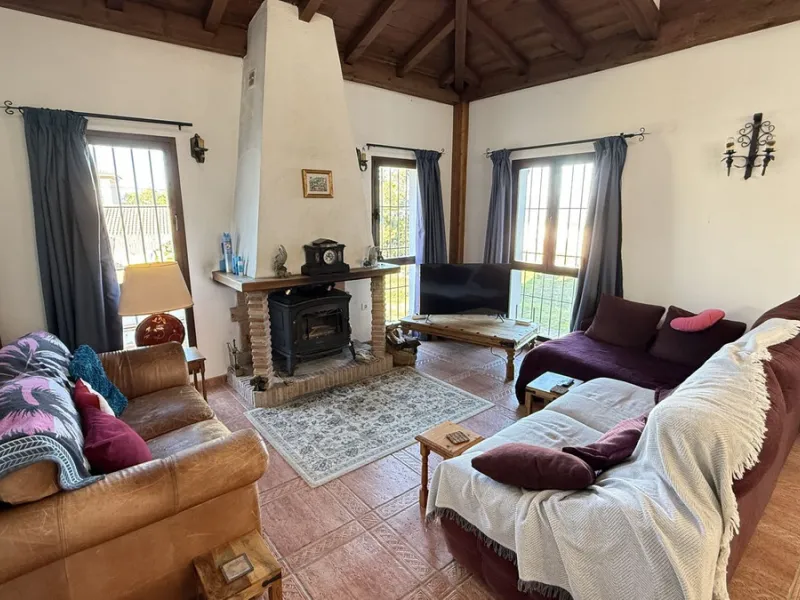 Stunning detached villa with incredible views to the Mijas mountains and Guadalhorce valley, situated between the villages of Alhaurín El Grande and Alhaurín de la Torre, plus only a 5-minute walk to Lauro Golf.