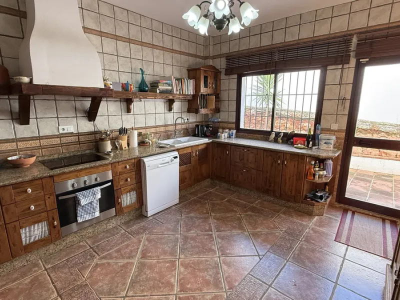 Stunning detached villa with incredible views to the Mijas mountains and Guadalhorce valley, situated between the villages of Alhaurín El Grande and Alhaurín de la Torre, plus only a 5-minute walk to Lauro Golf.