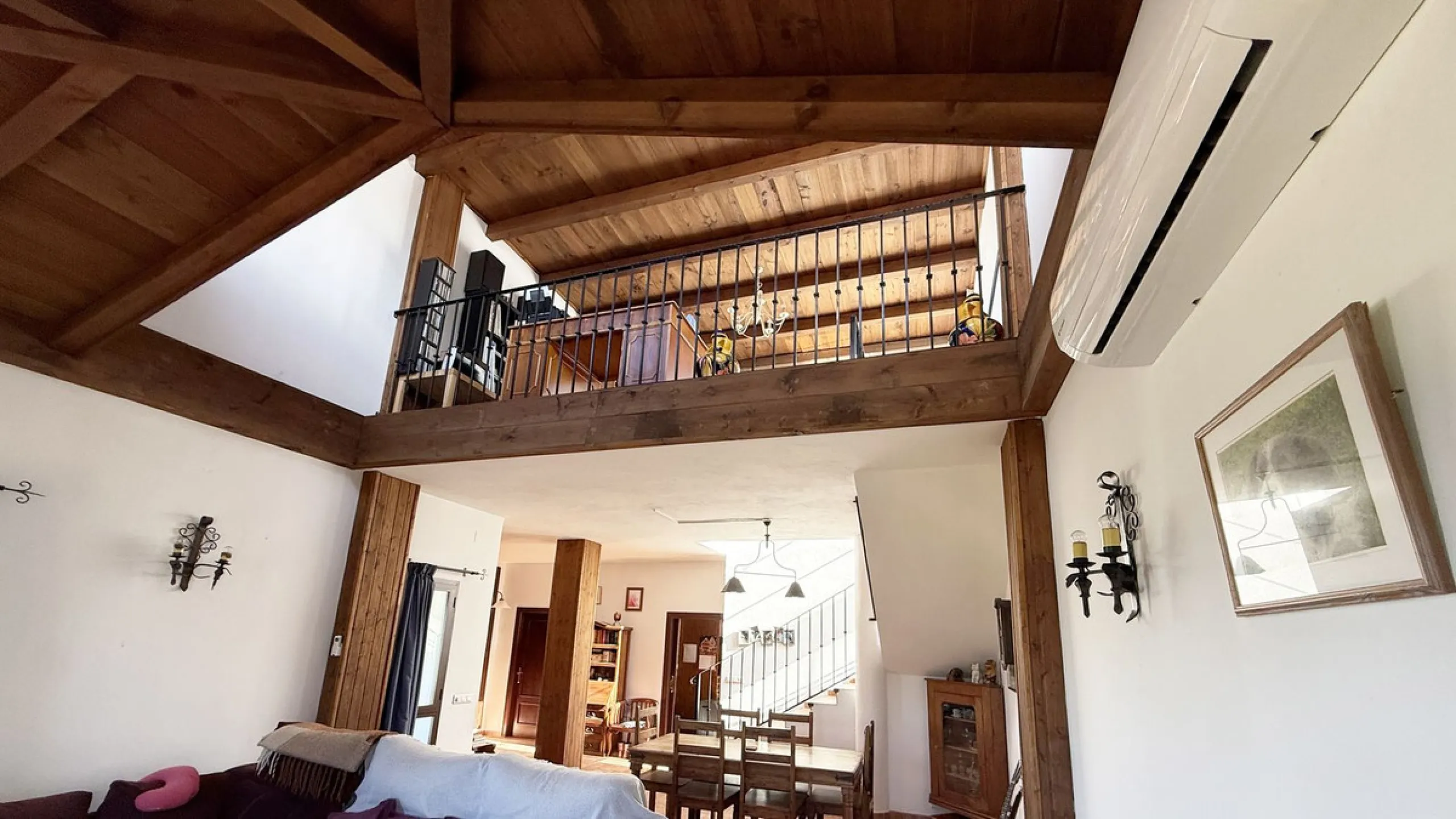 Stunning detached villa with incredible views to the Mijas mountains and Guadalhorce valley, situated between the villages of Alhaurín El Grande and Alhaurín de la Torre, plus only a 5-minute walk to Lauro Golf.