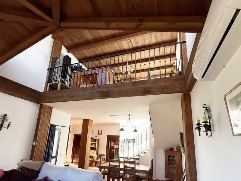 Stunning detached villa with incredible views to the Mijas mountains and Guadalhorce valley, situated between the villages of Alhaurín El Grande and Alhaurín de la Torre, plus only a 5-minute walk to Lauro Golf.