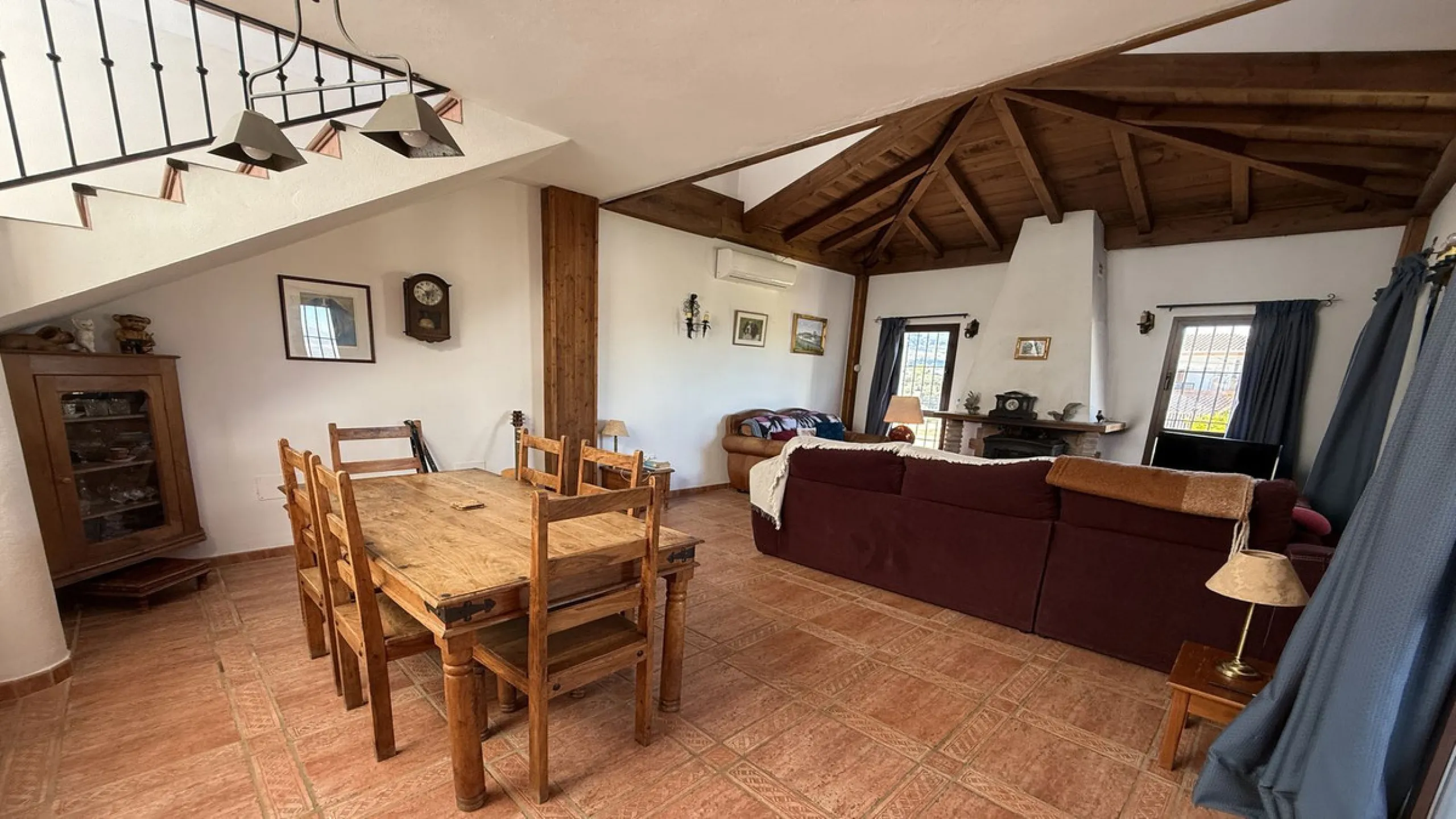 Stunning detached villa with incredible views to the Mijas mountains and Guadalhorce valley, situated between the villages of Alhaurín El Grande and Alhaurín de la Torre, plus only a 5-minute walk to Lauro Golf.