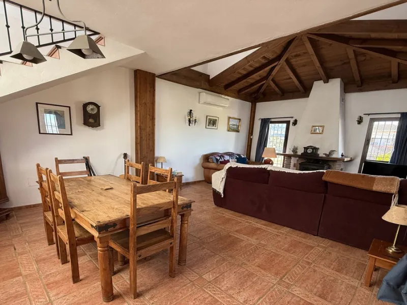 Stunning detached villa with incredible views to the Mijas mountains and Guadalhorce valley, situated between the villages of Alhaurín El Grande and Alhaurín de la Torre, plus only a 5-minute walk to Lauro Golf.