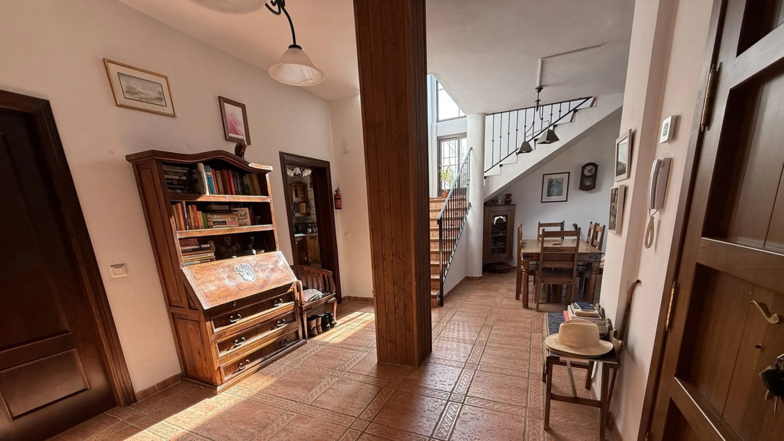 Stunning detached villa with incredible views to the Mijas mountains and Guadalhorce valley, situated between the villages of Alhaurín El Grande and Alhaurín de la Torre, plus only a 5-minute walk to Lauro Golf.