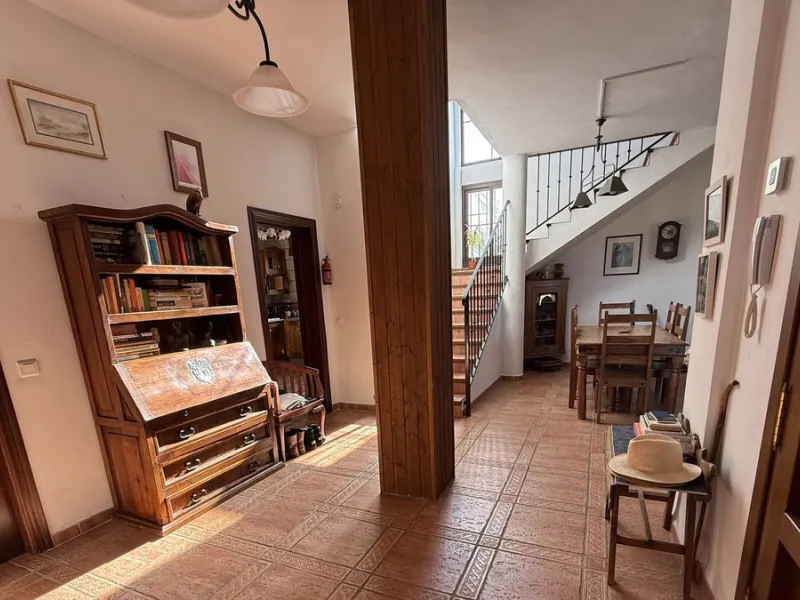Stunning detached villa with incredible views to the Mijas mountains and Guadalhorce valley, situated between the villages of Alhaurín El Grande and Alhaurín de la Torre, plus only a 5-minute walk to Lauro Golf.