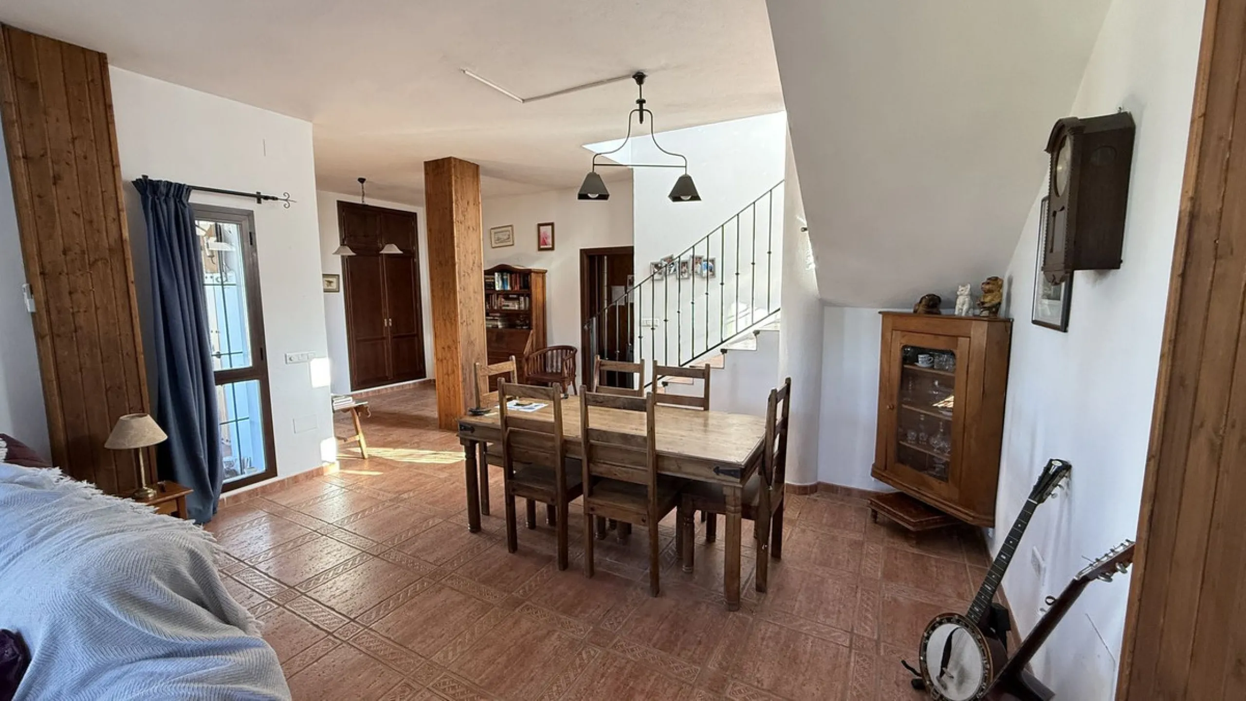 Stunning detached villa with incredible views to the Mijas mountains and Guadalhorce valley, situated between the villages of Alhaurín El Grande and Alhaurín de la Torre, plus only a 5-minute walk to Lauro Golf.