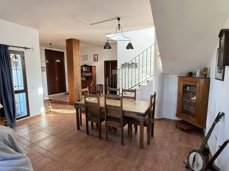 Stunning detached villa with incredible views to the Mijas mountains and Guadalhorce valley, situated between the villages of Alhaurín El Grande and Alhaurín de la Torre, plus only a 5-minute walk to Lauro Golf.