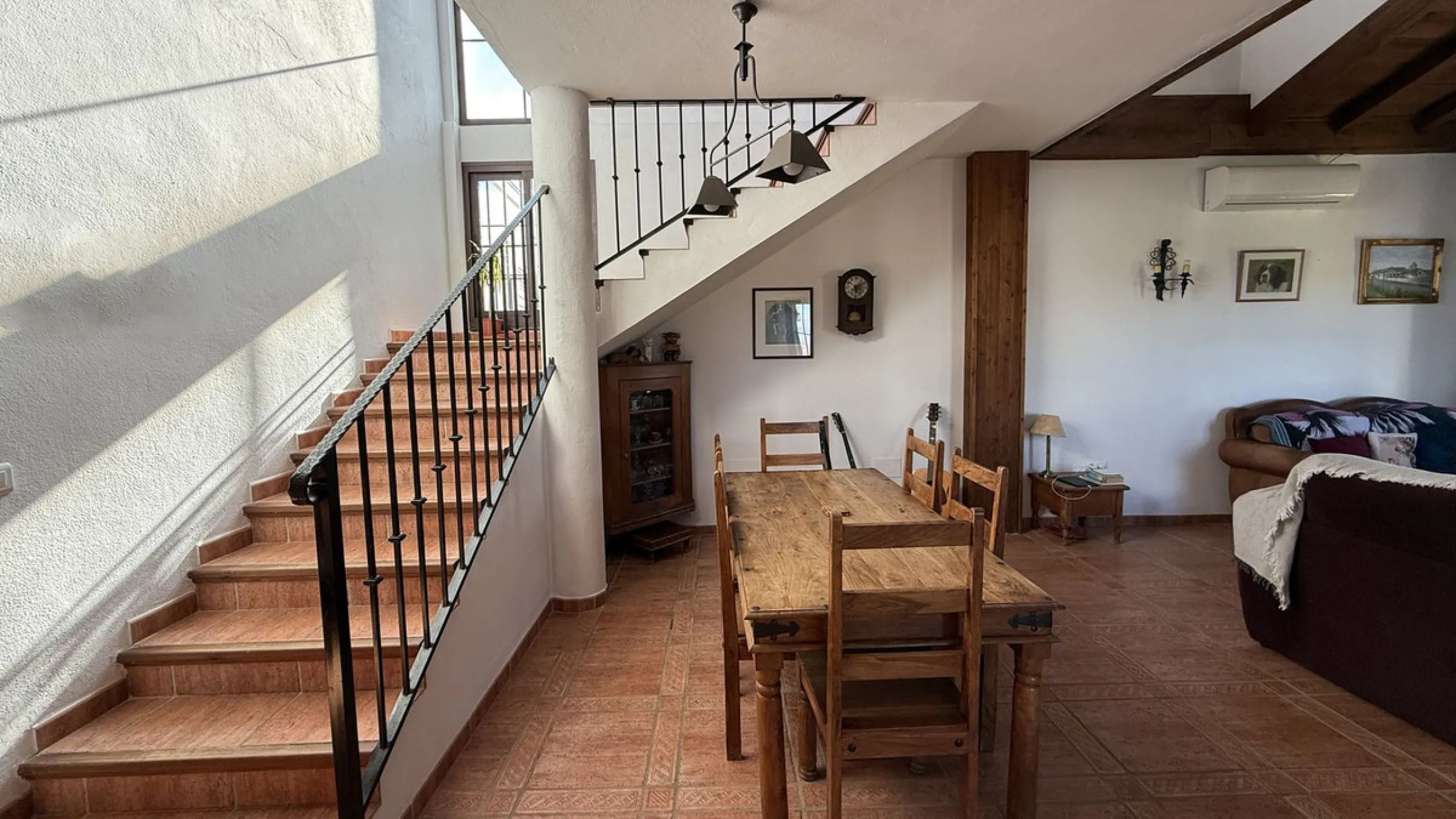 Stunning detached villa with incredible views to the Mijas mountains and Guadalhorce valley, situated between the villages of Alhaurín El Grande and Alhaurín de la Torre, plus only a 5-minute walk to Lauro Golf.