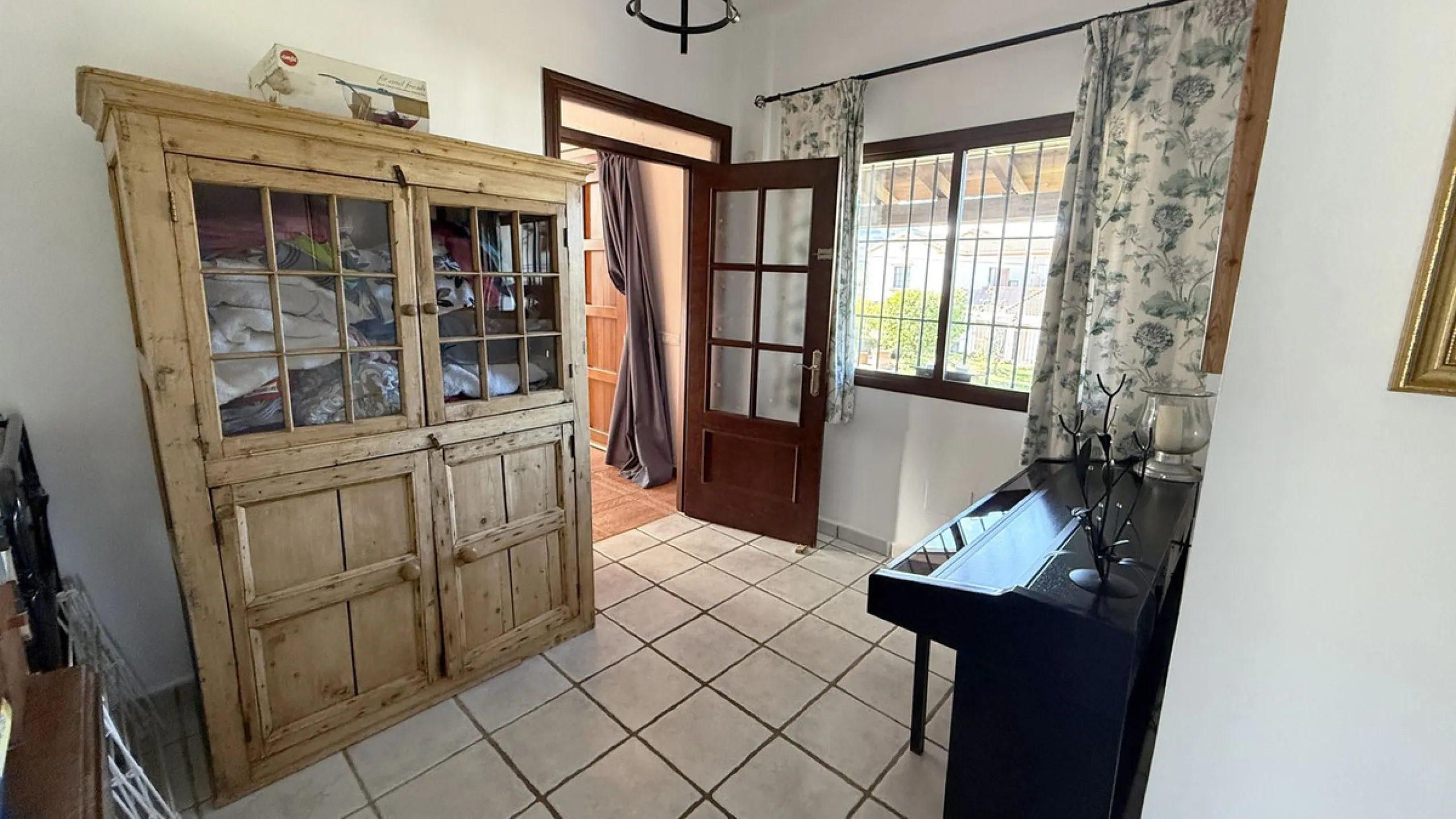 Stunning detached villa with incredible views to the Mijas mountains and Guadalhorce valley, situated between the villages of Alhaurín El Grande and Alhaurín de la Torre, plus only a 5-minute walk to Lauro Golf.