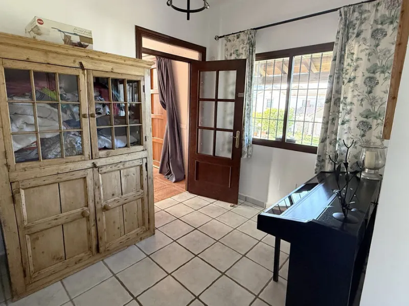 Stunning detached villa with incredible views to the Mijas mountains and Guadalhorce valley, situated between the villages of Alhaurín El Grande and Alhaurín de la Torre, plus only a 5-minute walk to Lauro Golf.