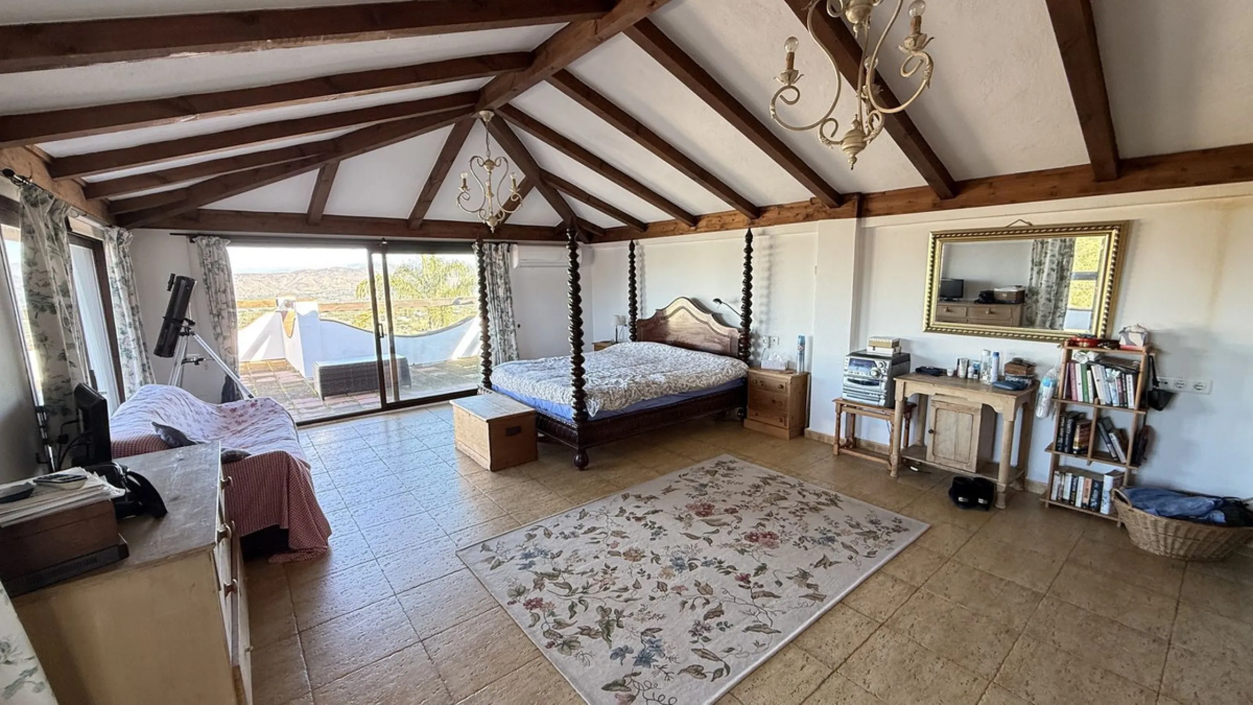 Stunning detached villa with incredible views to the Mijas mountains and Guadalhorce valley, situated between the villages of Alhaurín El Grande and Alhaurín de la Torre, plus only a 5-minute walk to Lauro Golf.