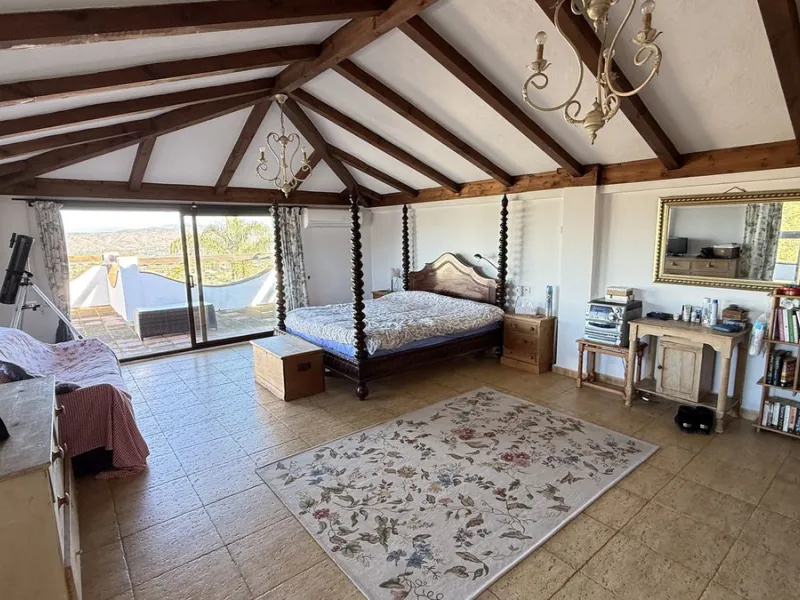 Stunning detached villa with incredible views to the Mijas mountains and Guadalhorce valley, situated between the villages of Alhaurín El Grande and Alhaurín de la Torre, plus only a 5-minute walk to Lauro Golf.
