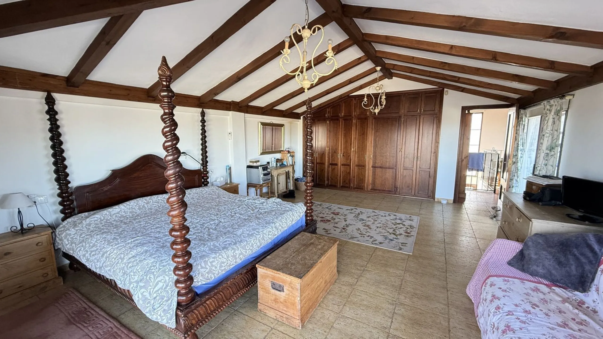 Stunning detached villa with incredible views to the Mijas mountains and Guadalhorce valley, situated between the villages of Alhaurín El Grande and Alhaurín de la Torre, plus only a 5-minute walk to Lauro Golf.