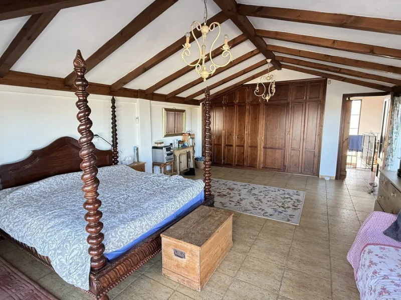 Stunning detached villa with incredible views to the Mijas mountains and Guadalhorce valley, situated between the villages of Alhaurín El Grande and Alhaurín de la Torre, plus only a 5-minute walk to Lauro Golf.