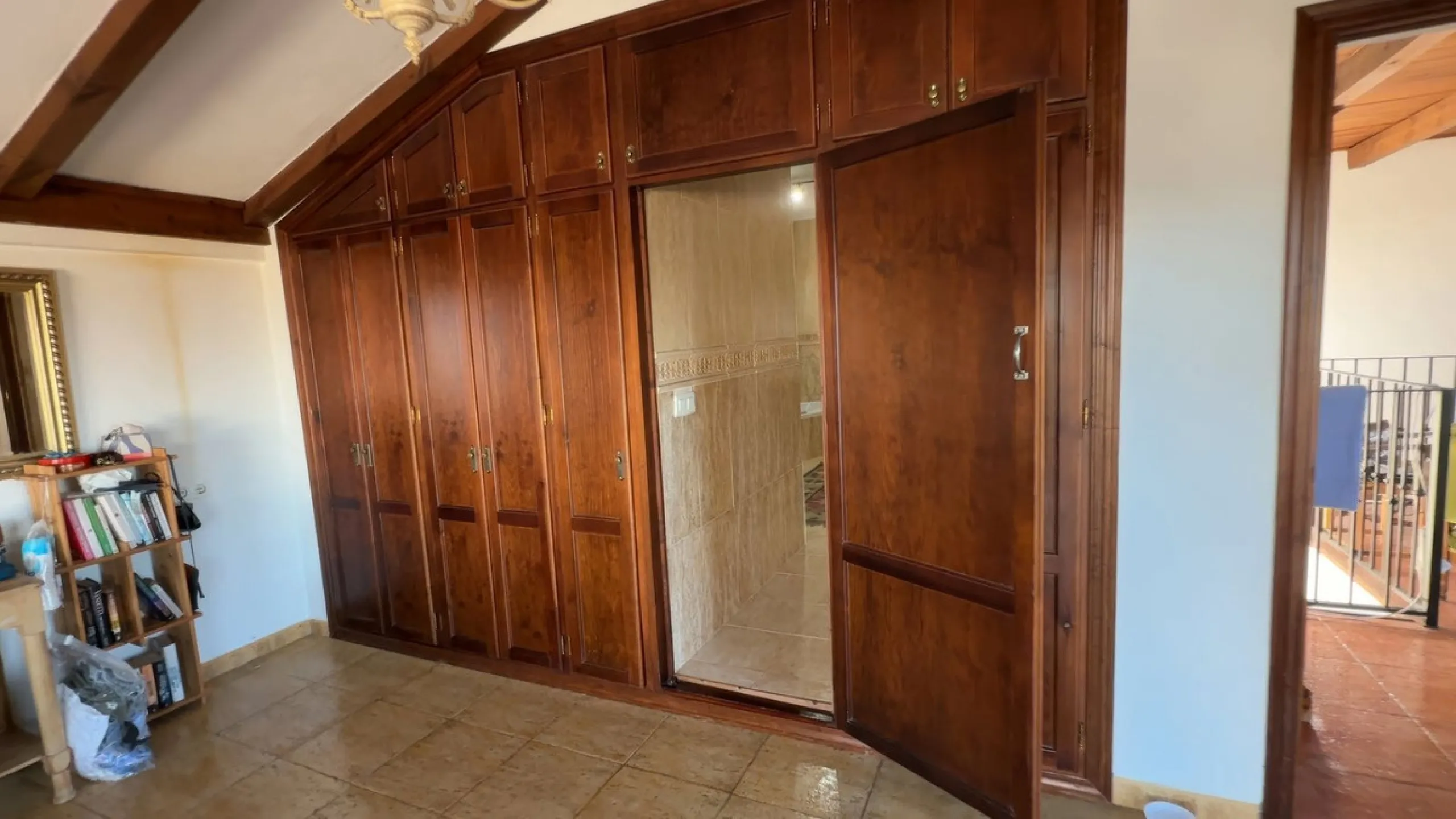Stunning detached villa with incredible views to the Mijas mountains and Guadalhorce valley, situated between the villages of Alhaurín El Grande and Alhaurín de la Torre, plus only a 5-minute walk to Lauro Golf.