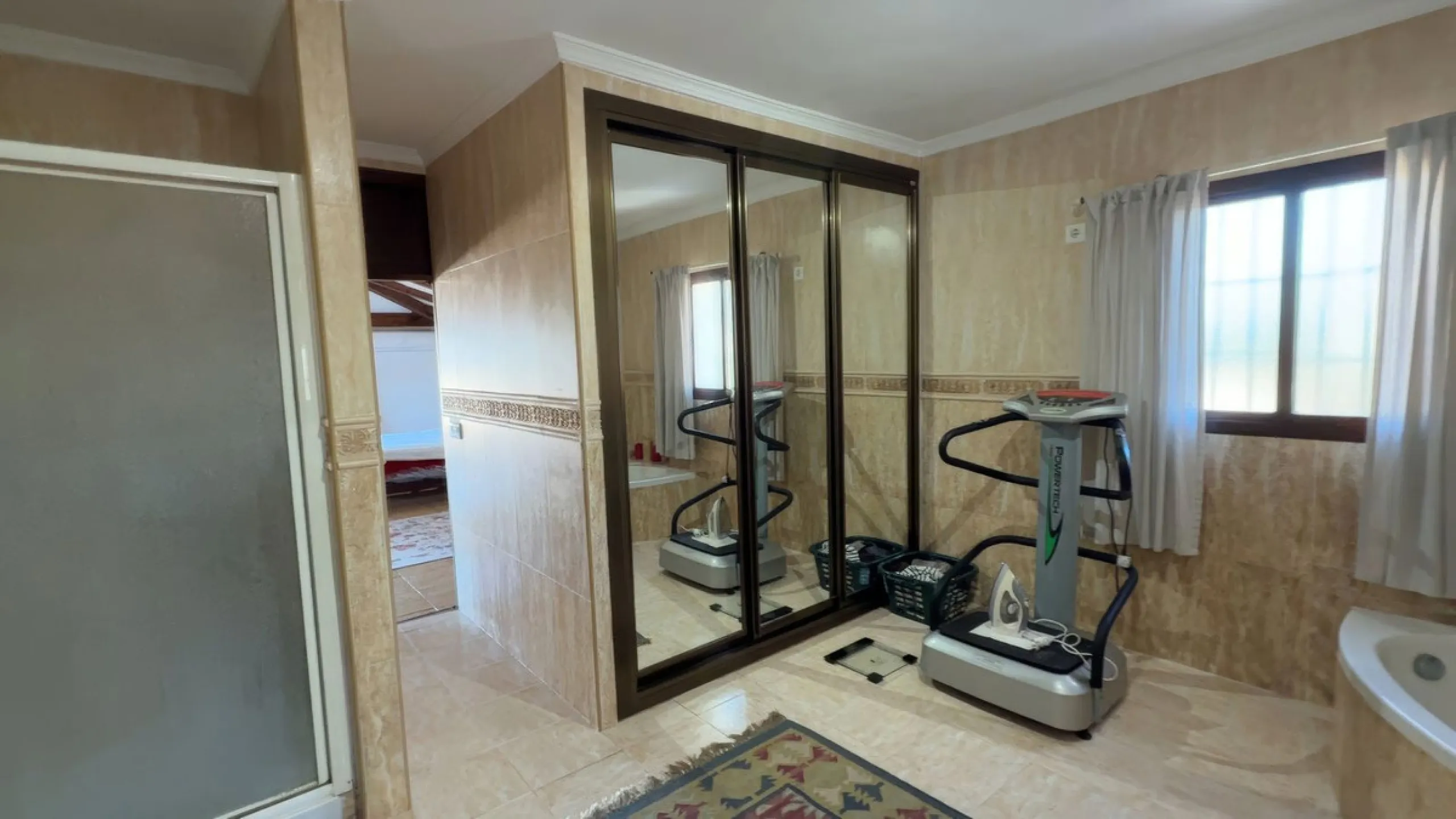 Stunning detached villa with incredible views to the Mijas mountains and Guadalhorce valley, situated between the villages of Alhaurín El Grande and Alhaurín de la Torre, plus only a 5-minute walk to Lauro Golf.