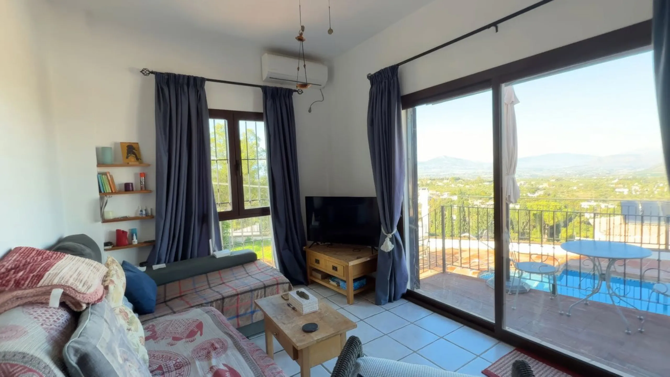Stunning detached villa with incredible views to the Mijas mountains and Guadalhorce valley, situated between the villages of Alhaurín El Grande and Alhaurín de la Torre, plus only a 5-minute walk to Lauro Golf.