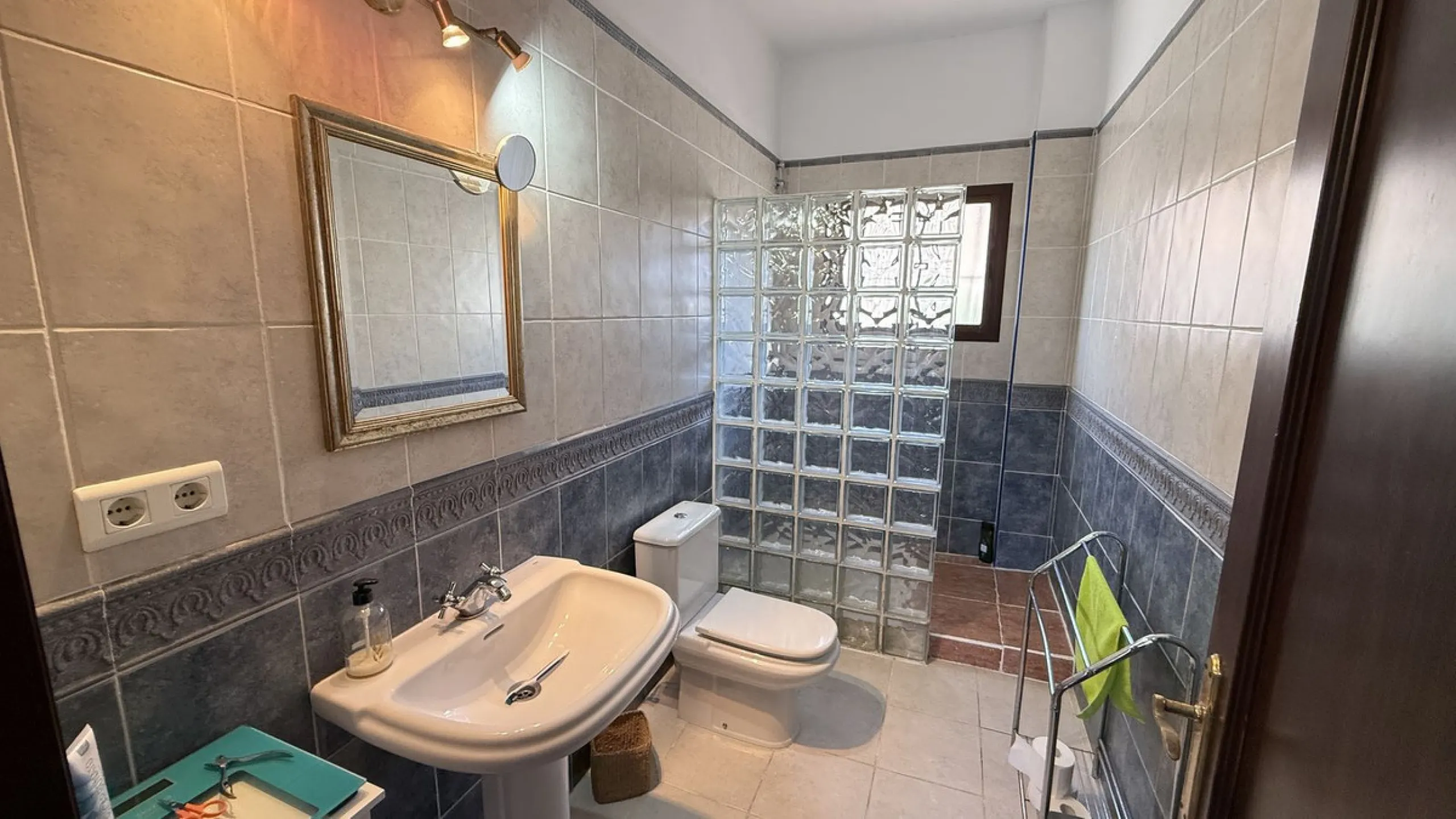 Stunning detached villa with incredible views to the Mijas mountains and Guadalhorce valley, situated between the villages of Alhaurín El Grande and Alhaurín de la Torre, plus only a 5-minute walk to Lauro Golf.
