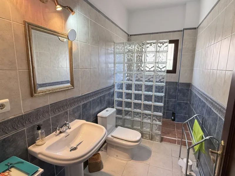 Stunning detached villa with incredible views to the Mijas mountains and Guadalhorce valley, situated between the villages of Alhaurín El Grande and Alhaurín de la Torre, plus only a 5-minute walk to Lauro Golf.