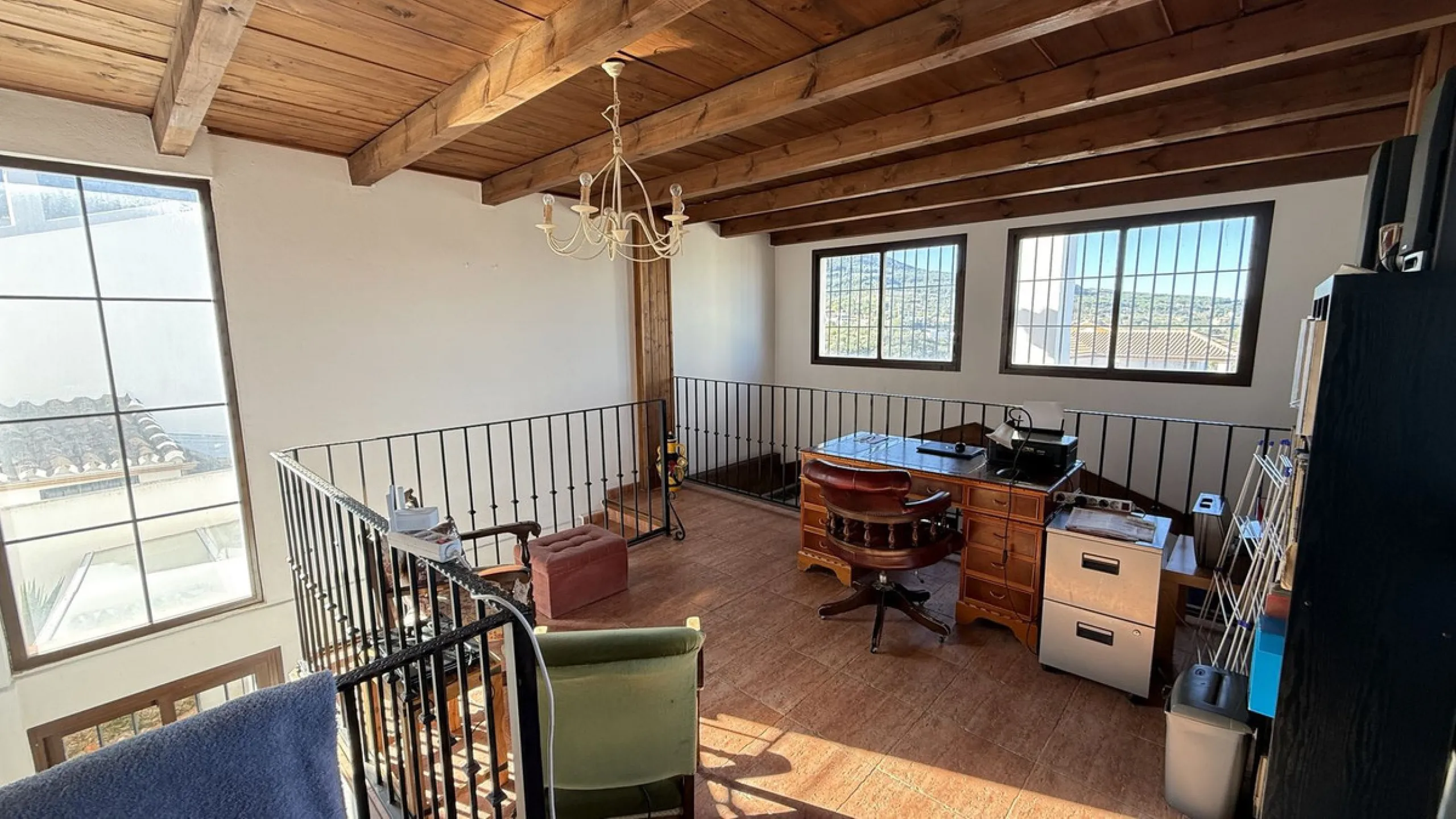 Stunning detached villa with incredible views to the Mijas mountains and Guadalhorce valley, situated between the villages of Alhaurín El Grande and Alhaurín de la Torre, plus only a 5-minute walk to Lauro Golf.