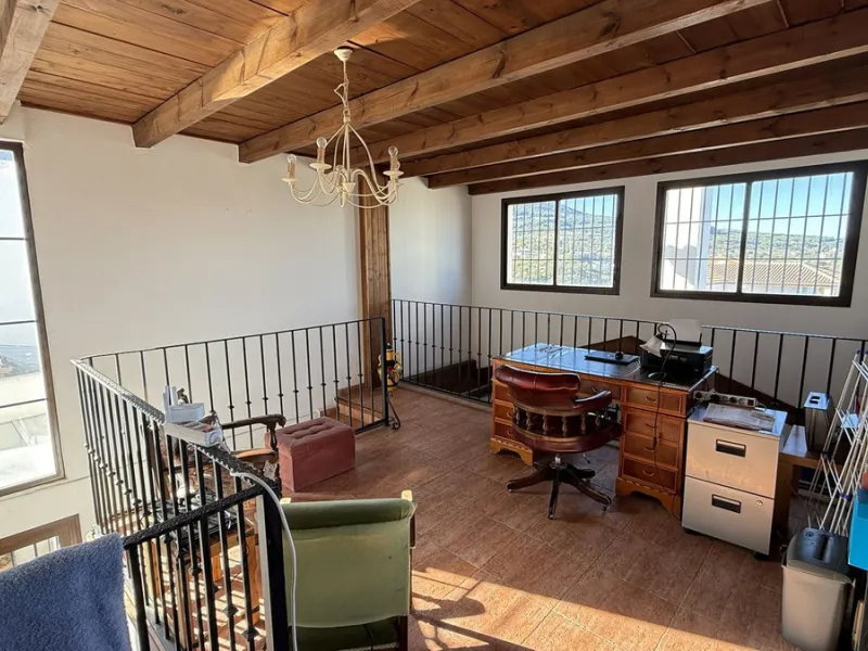 Stunning detached villa with incredible views to the Mijas mountains and Guadalhorce valley, situated between the villages of Alhaurín El Grande and Alhaurín de la Torre, plus only a 5-minute walk to Lauro Golf.