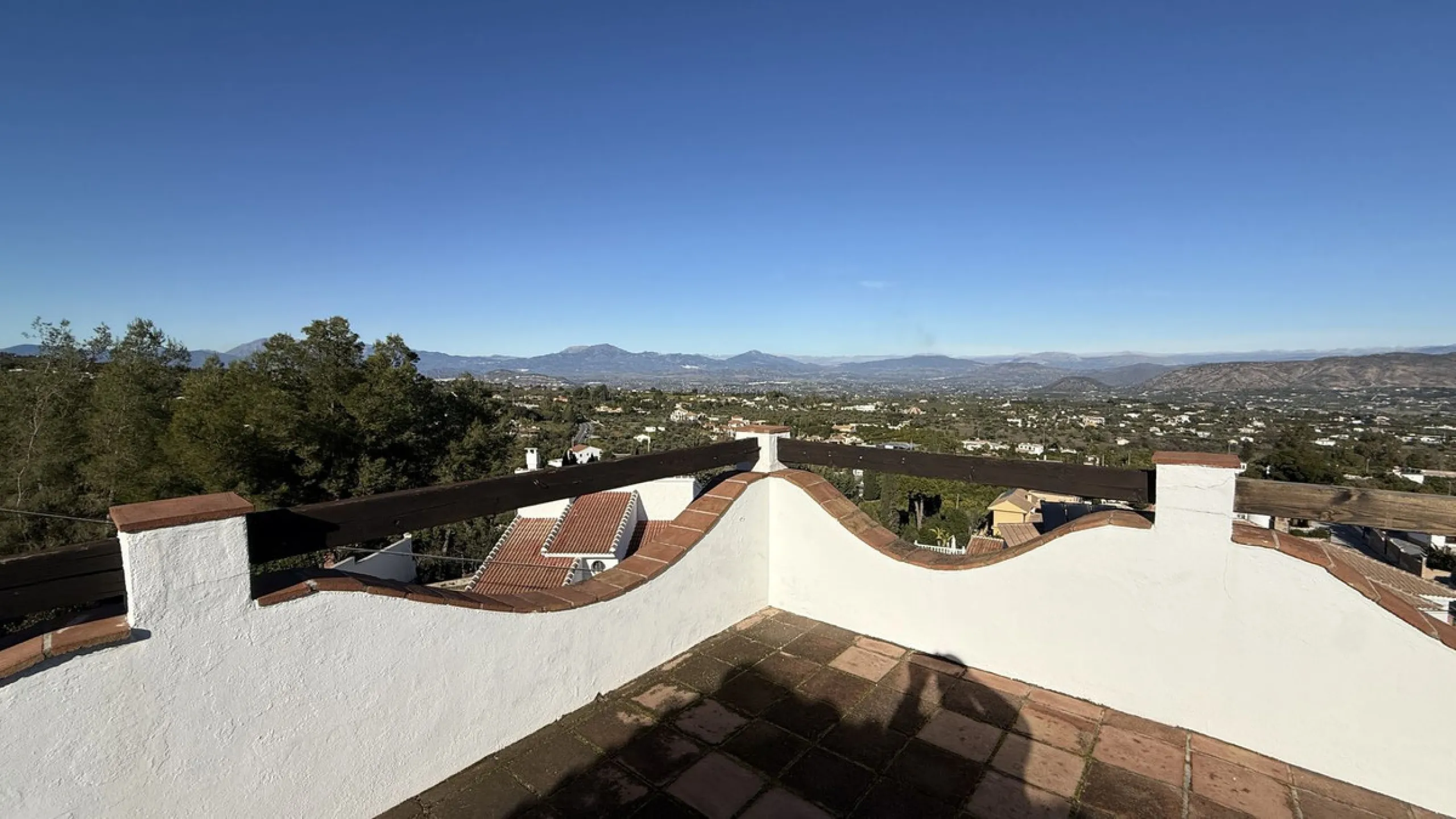 Stunning detached villa with incredible views to the Mijas mountains and Guadalhorce valley, situated between the villages of Alhaurín El Grande and Alhaurín de la Torre, plus only a 5-minute walk to Lauro Golf.