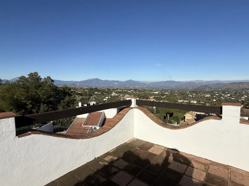 Stunning detached villa with incredible views to the Mijas mountains and Guadalhorce valley, situated between the villages of Alhaurín El Grande and Alhaurín de la Torre, plus only a 5-minute walk to Lauro Golf.