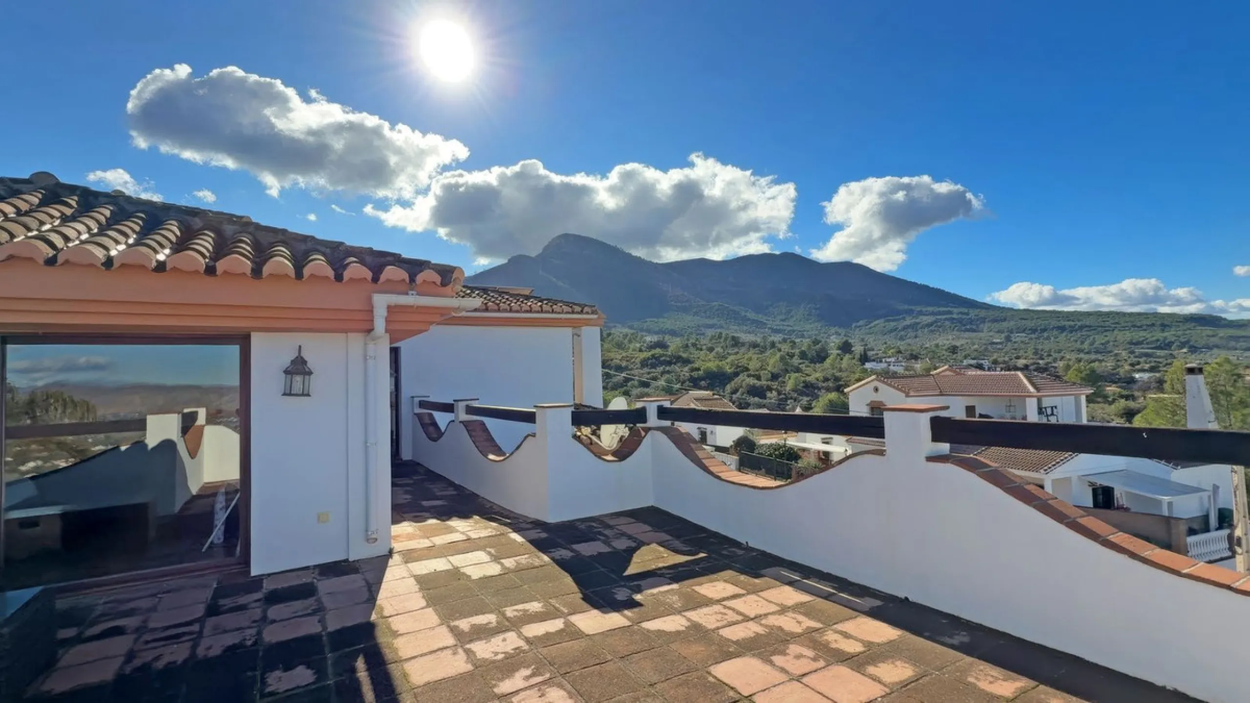 Stunning detached villa with incredible views to the Mijas mountains and Guadalhorce valley, situated between the villages of Alhaurín El Grande and Alhaurín de la Torre, plus only a 5-minute walk to Lauro Golf.