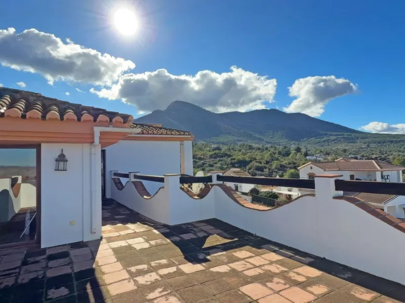 Stunning detached villa with incredible views to the Mijas mountains and Guadalhorce valley, situated between the villages of Alhaurín El Grande and Alhaurín de la Torre, plus only a 5-minute walk to Lauro Golf.