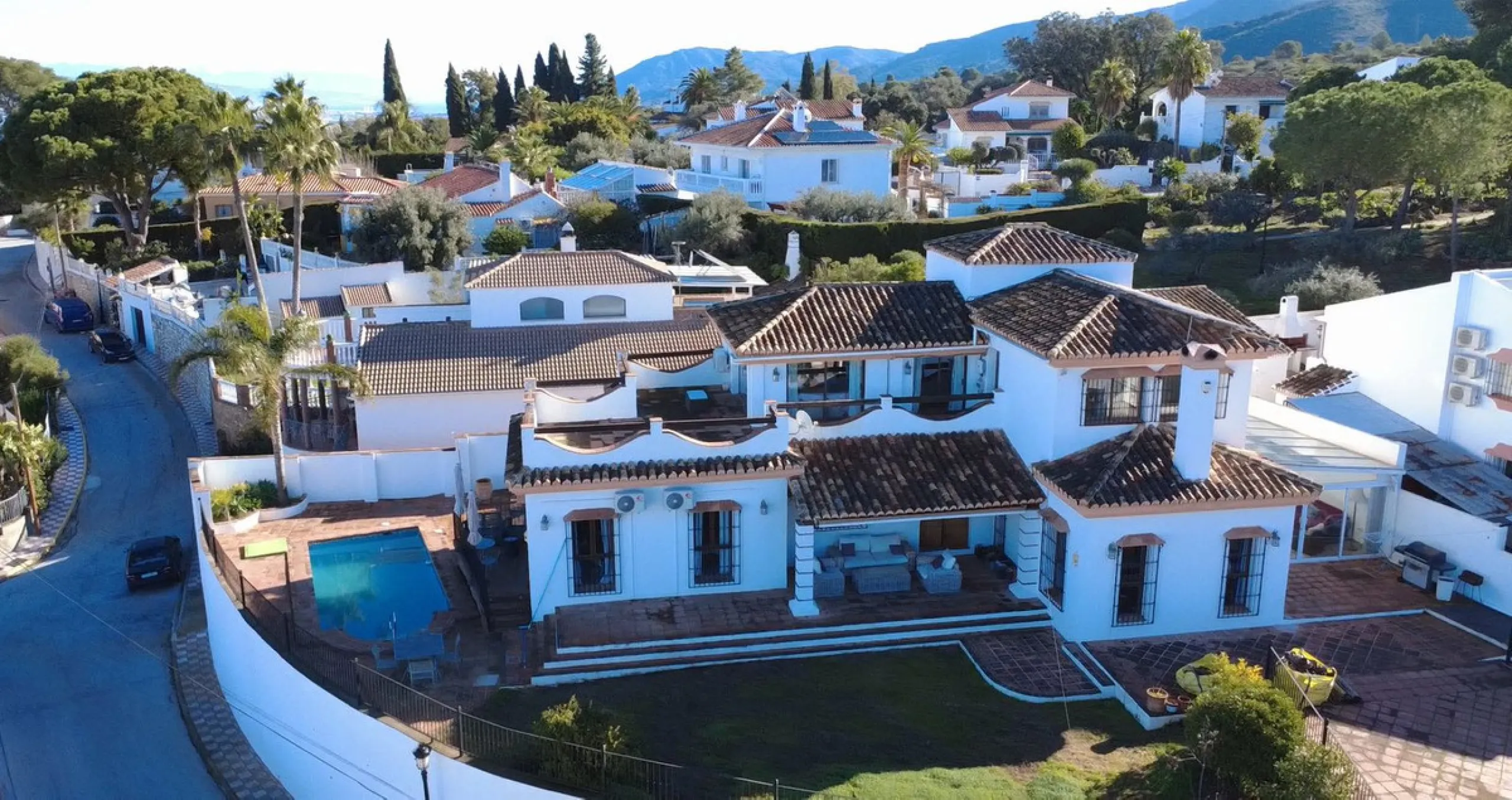 Stunning detached villa with incredible views to the Mijas mountains and Guadalhorce valley, situated between the villages of Alhaurín El Grande and Alhaurín de la Torre, plus only a 5-minute walk to Lauro Golf.