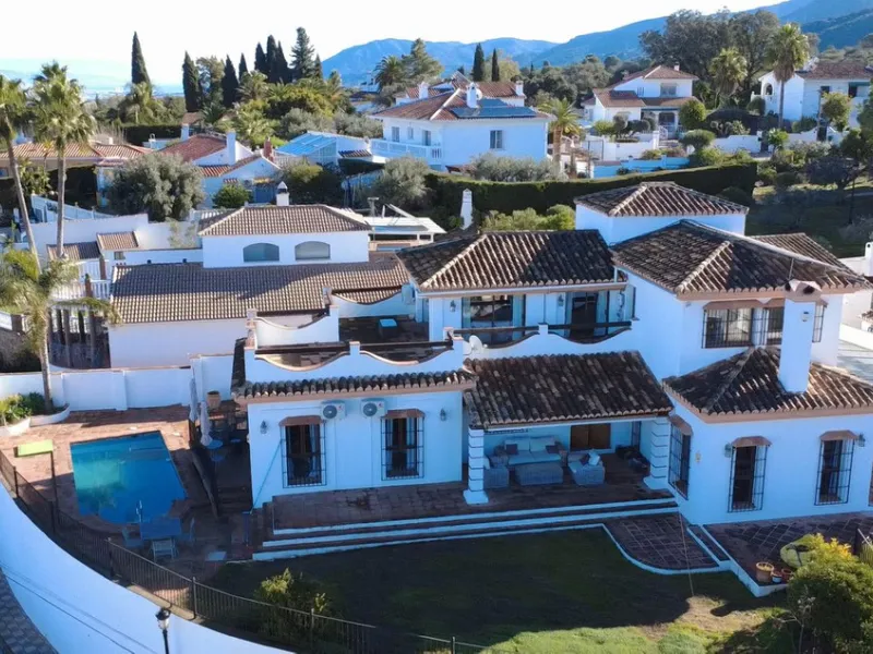 Stunning detached villa with incredible views to the Mijas mountains and Guadalhorce valley, situated between the villages of Alhaurín El Grande and Alhaurín de la Torre, plus only a 5-minute walk to Lauro Golf.