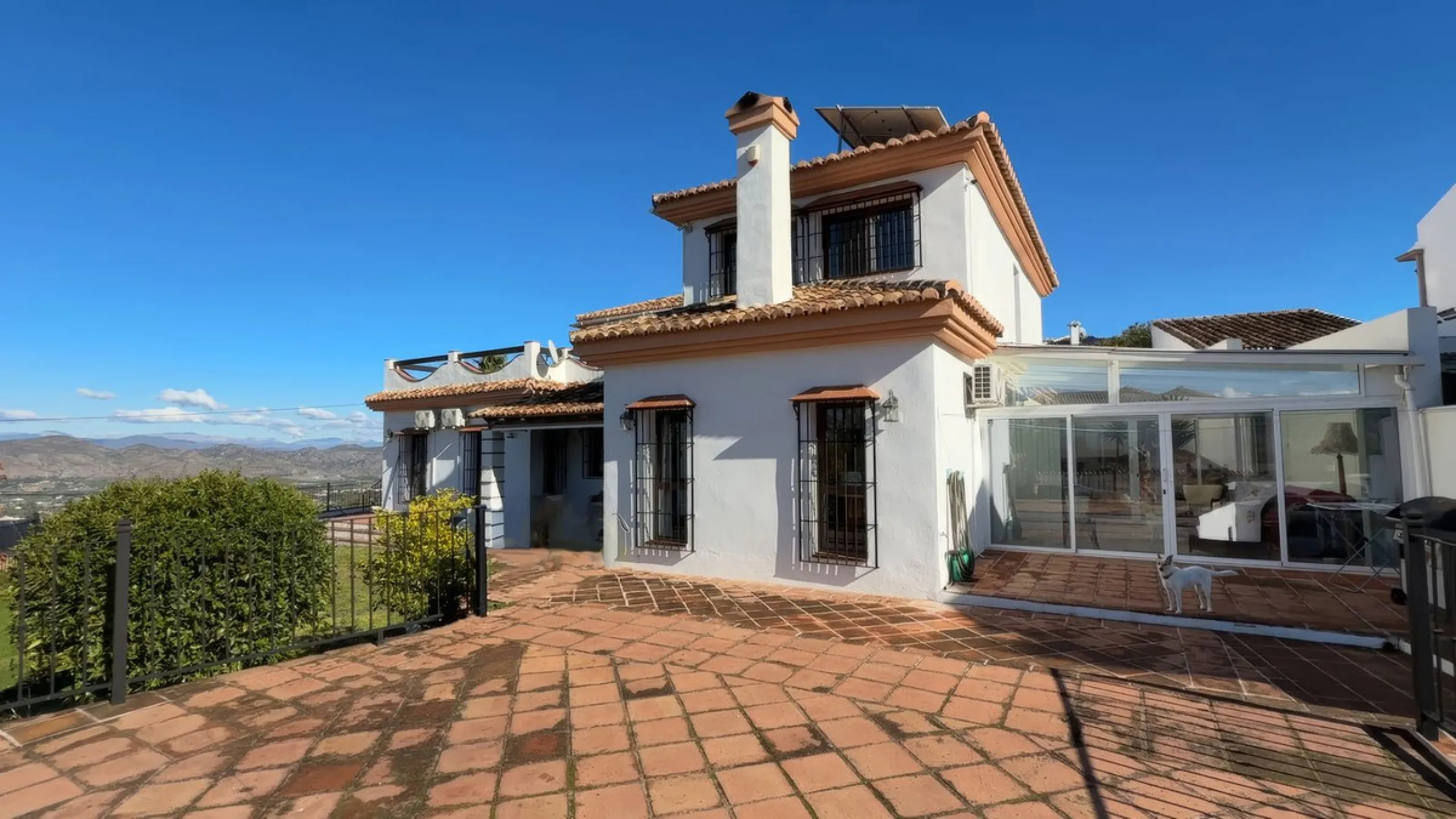 Stunning detached villa with incredible views to the Mijas mountains and Guadalhorce valley, situated between the villages of Alhaurín El Grande and Alhaurín de la Torre, plus only a 5-minute walk to Lauro Golf.