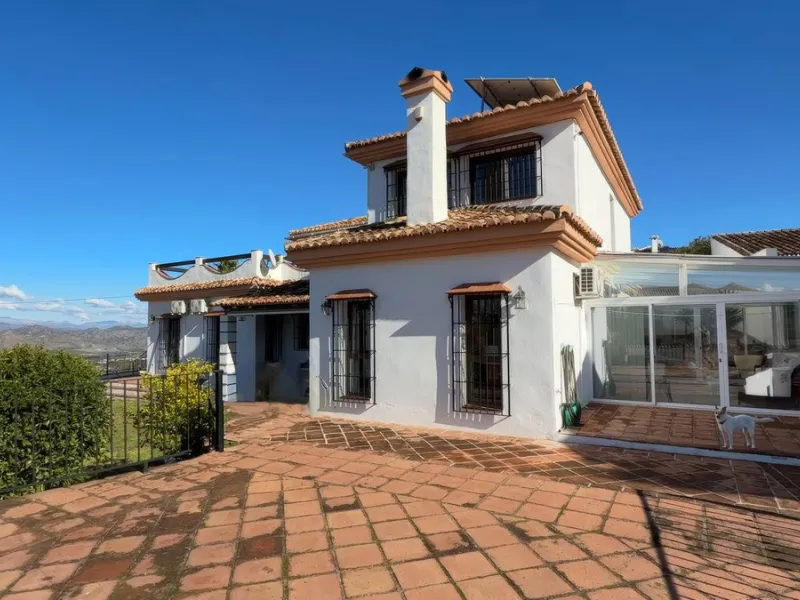 Stunning detached villa with incredible views to the Mijas mountains and Guadalhorce valley, situated between the villages of Alhaurín El Grande and Alhaurín de la Torre, plus only a 5-minute walk to Lauro Golf.