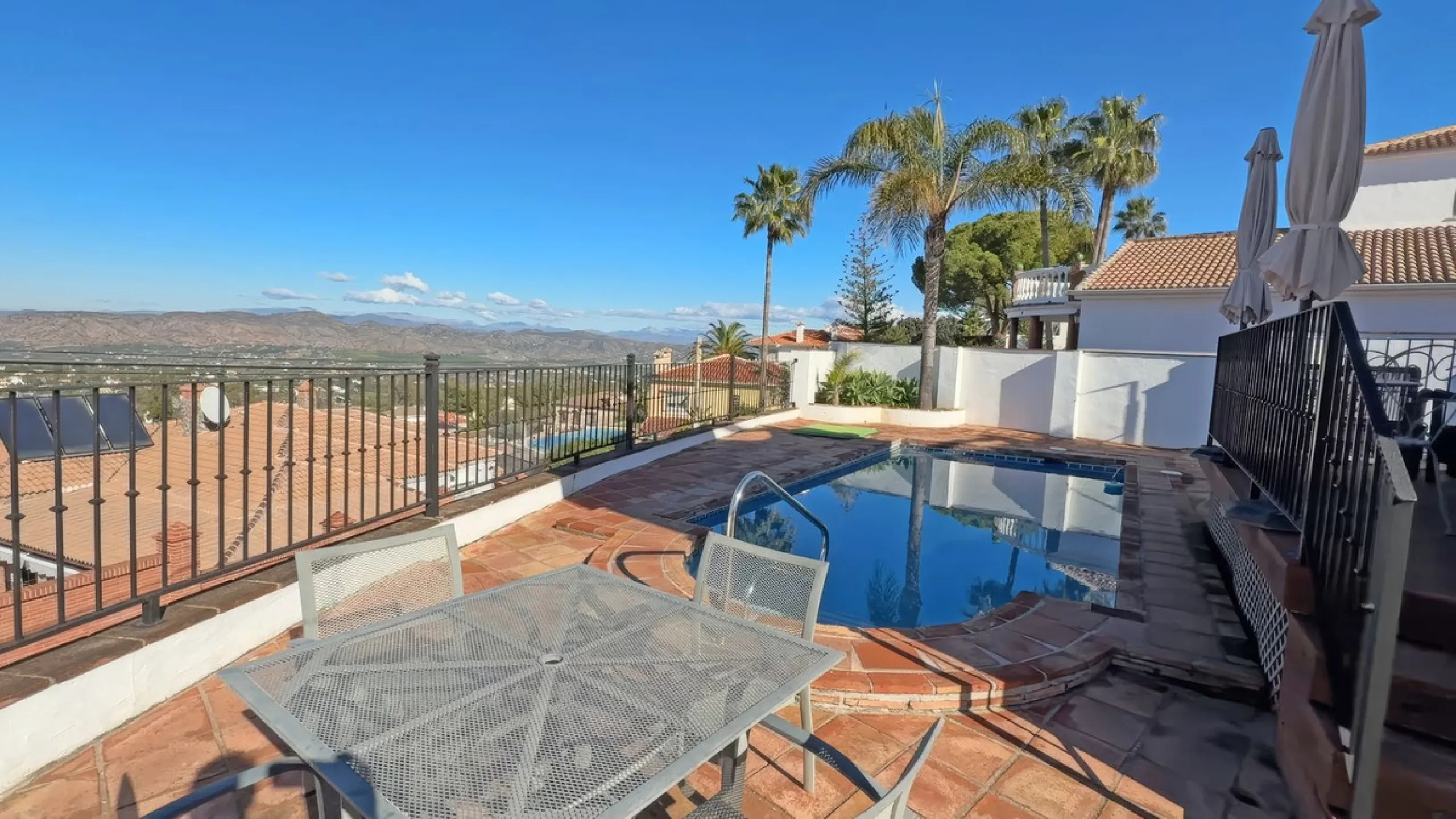 Stunning detached villa with incredible views to the Mijas mountains and Guadalhorce valley, situated between the villages of Alhaurín El Grande and Alhaurín de la Torre, plus only a 5-minute walk to Lauro Golf.