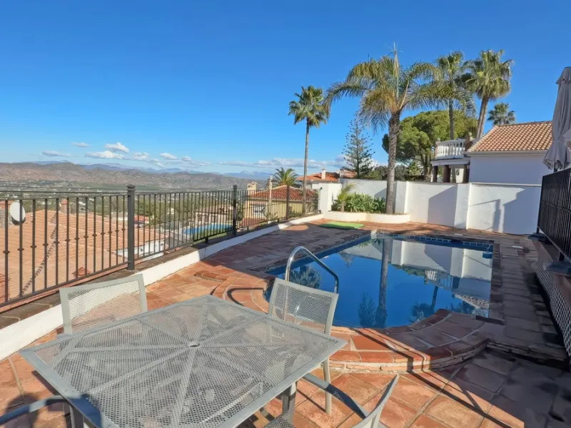 Stunning detached villa with incredible views to the Mijas mountains and Guadalhorce valley, situated between the villages of Alhaurín El Grande and Alhaurín de la Torre, plus only a 5-minute walk to Lauro Golf.