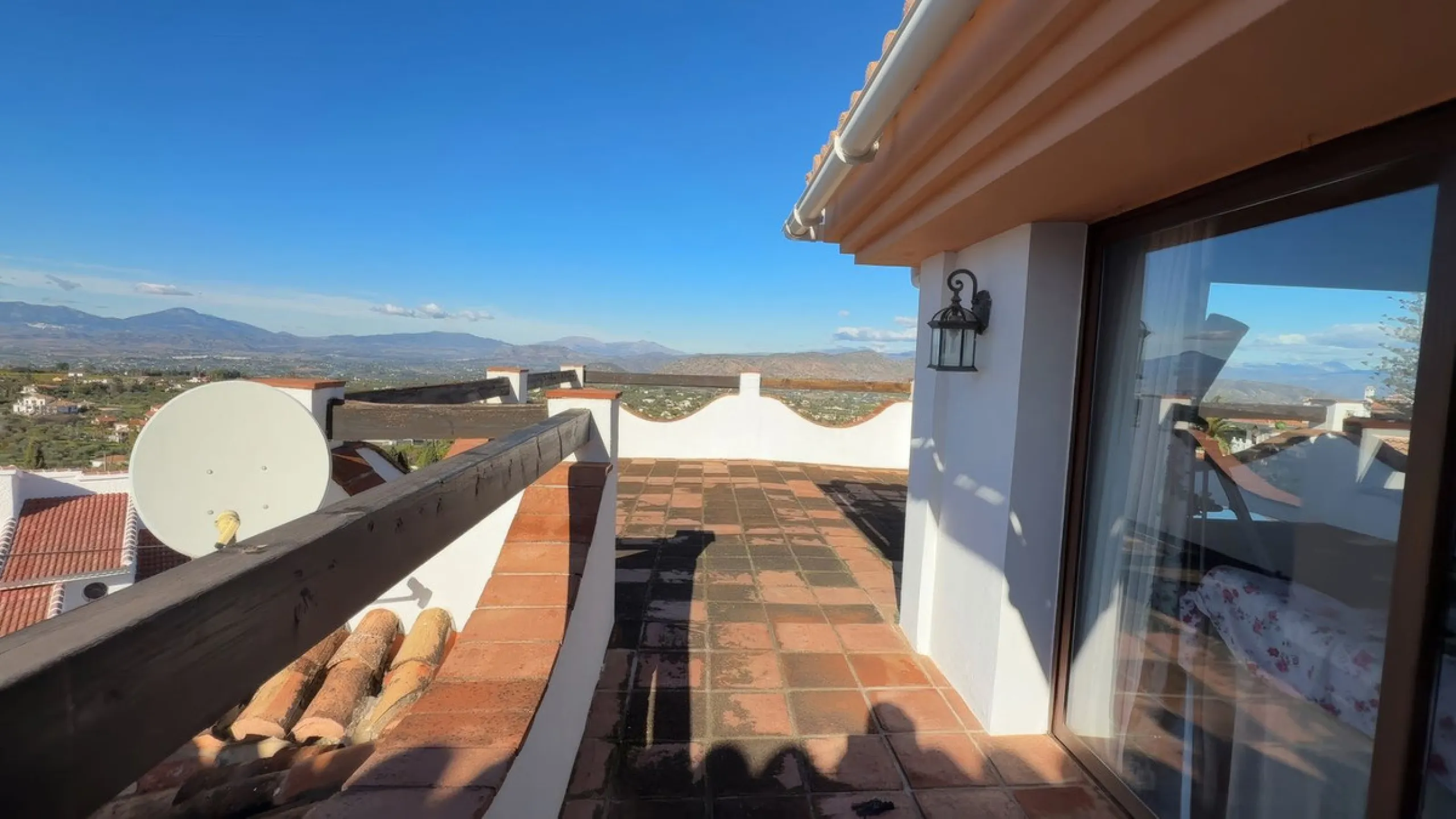Stunning detached villa with incredible views to the Mijas mountains and Guadalhorce valley, situated between the villages of Alhaurín El Grande and Alhaurín de la Torre, plus only a 5-minute walk to Lauro Golf.