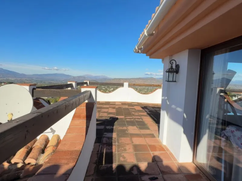 Stunning detached villa with incredible views to the Mijas mountains and Guadalhorce valley, situated between the villages of Alhaurín El Grande and Alhaurín de la Torre, plus only a 5-minute walk to Lauro Golf.