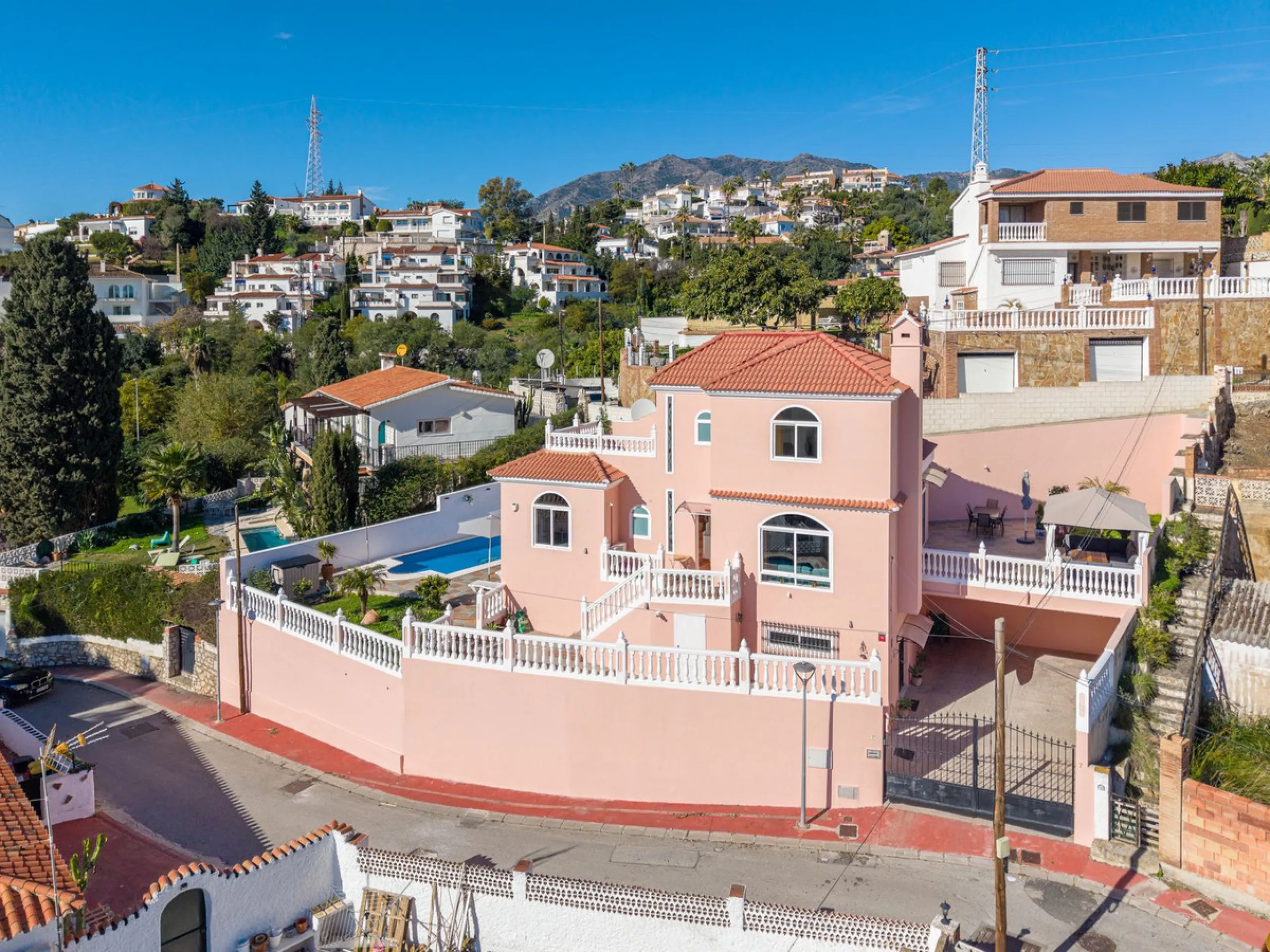 Welcome to Casa Rosa in Torreblanca, a newly renovated detached villa with a private pool that is both heated and illuminated – perfect for relaxation and entertaining all year round. This villa enjoys an unbeatable location, just 600 meters from the beac