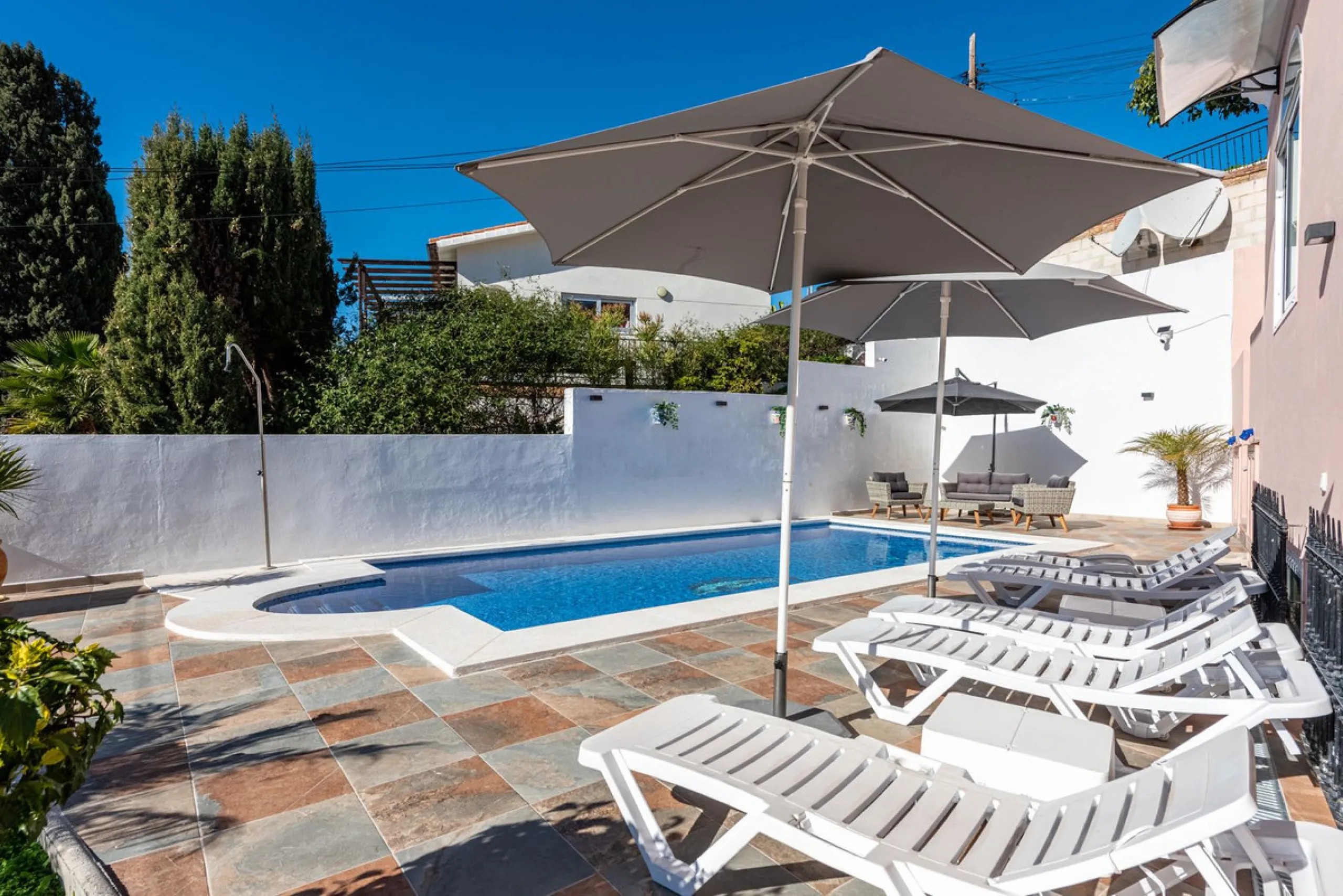 Welcome to Casa Rosa in Torreblanca, a newly renovated detached villa with a private pool that is both heated and illuminated – perfect for relaxation and entertaining all year round. This villa enjoys an unbeatable location, just 600 meters from the beac