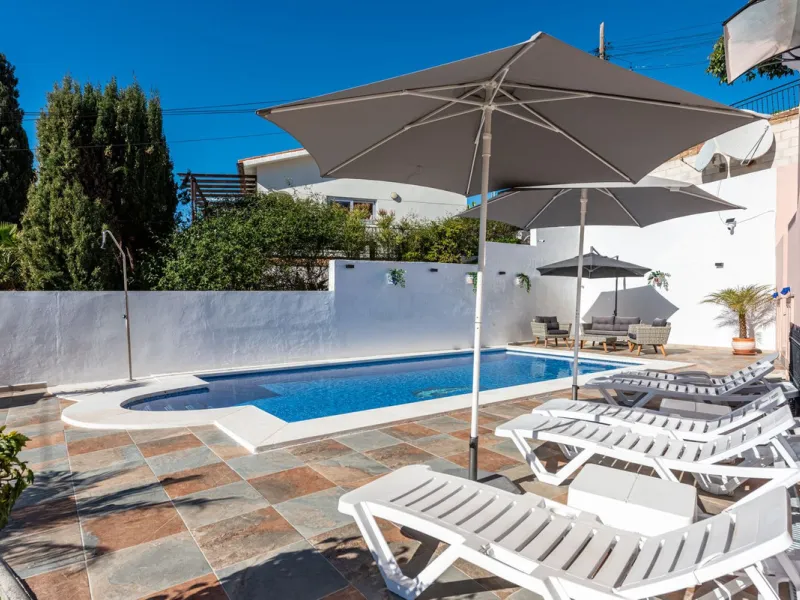 Welcome to Casa Rosa in Torreblanca, a newly renovated detached villa with a private pool that is both heated and illuminated – perfect for relaxation and entertaining all year round. This villa enjoys an unbeatable location, just 600 meters from the beac