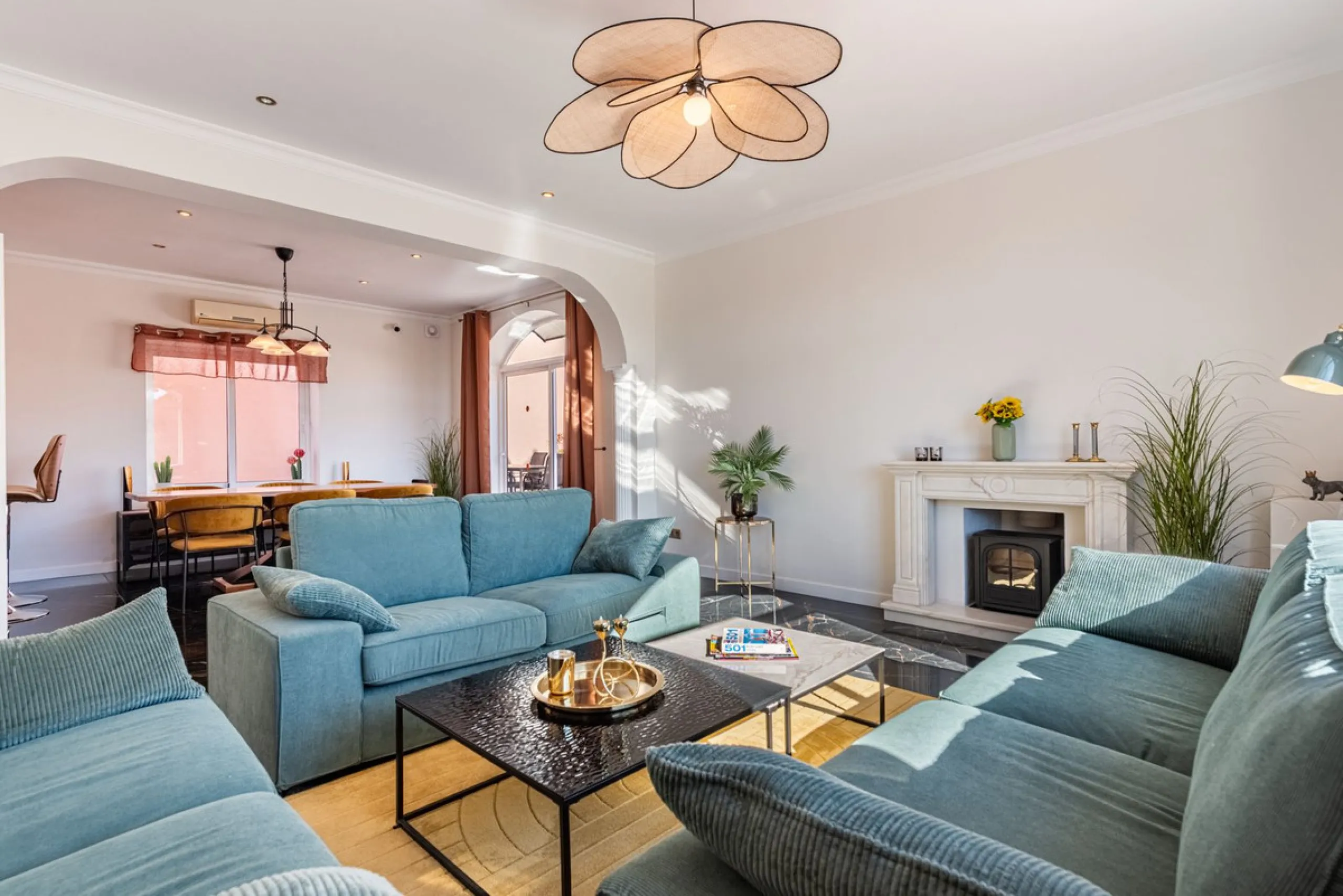 Welcome to Casa Rosa in Torreblanca, a newly renovated detached villa with a private pool that is both heated and illuminated – perfect for relaxation and entertaining all year round. This villa enjoys an unbeatable location, just 600 meters from the beac