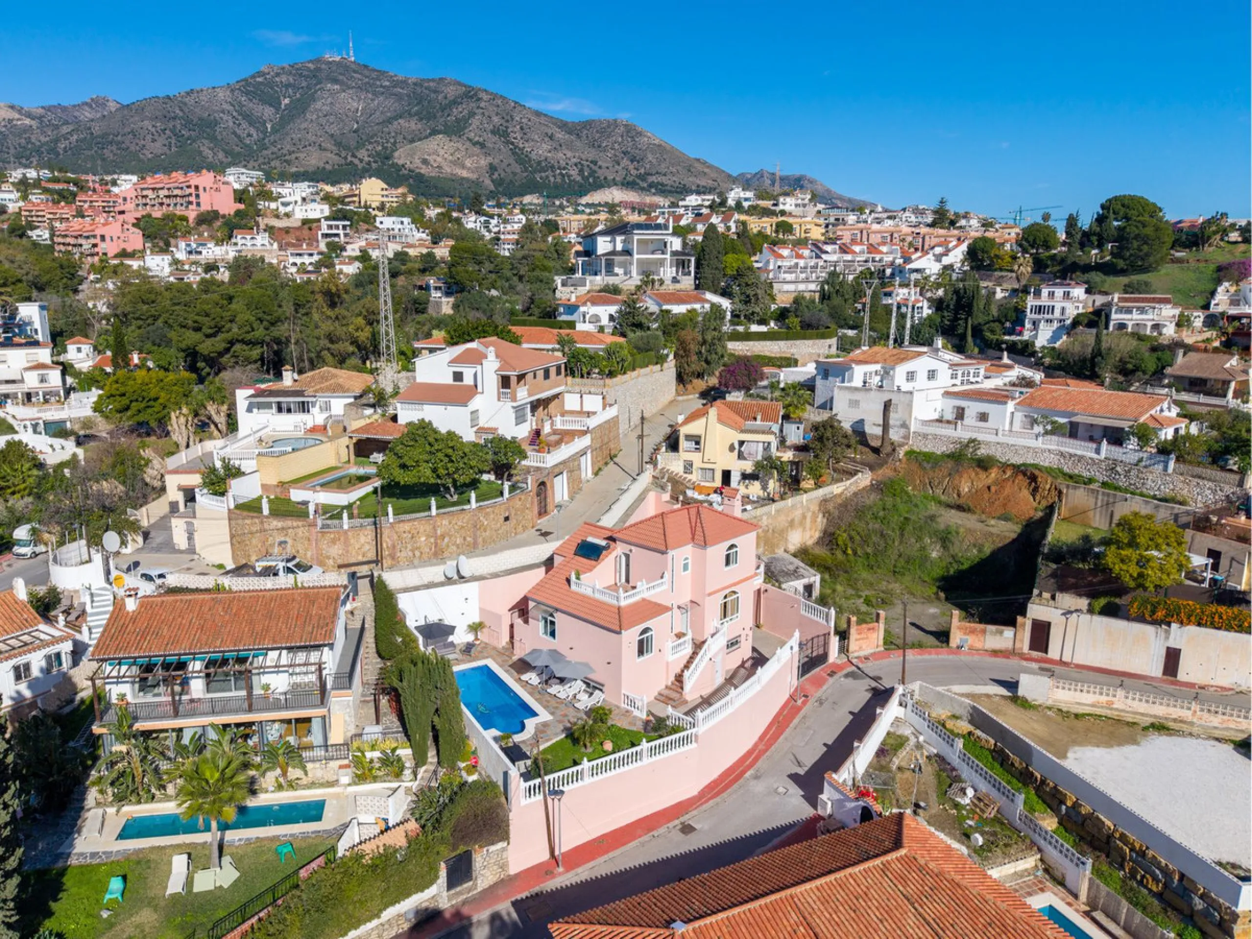 Welcome to Casa Rosa in Torreblanca, a newly renovated detached villa with a private pool that is both heated and illuminated – perfect for relaxation and entertaining all year round. This villa enjoys an unbeatable location, just 600 meters from the beac