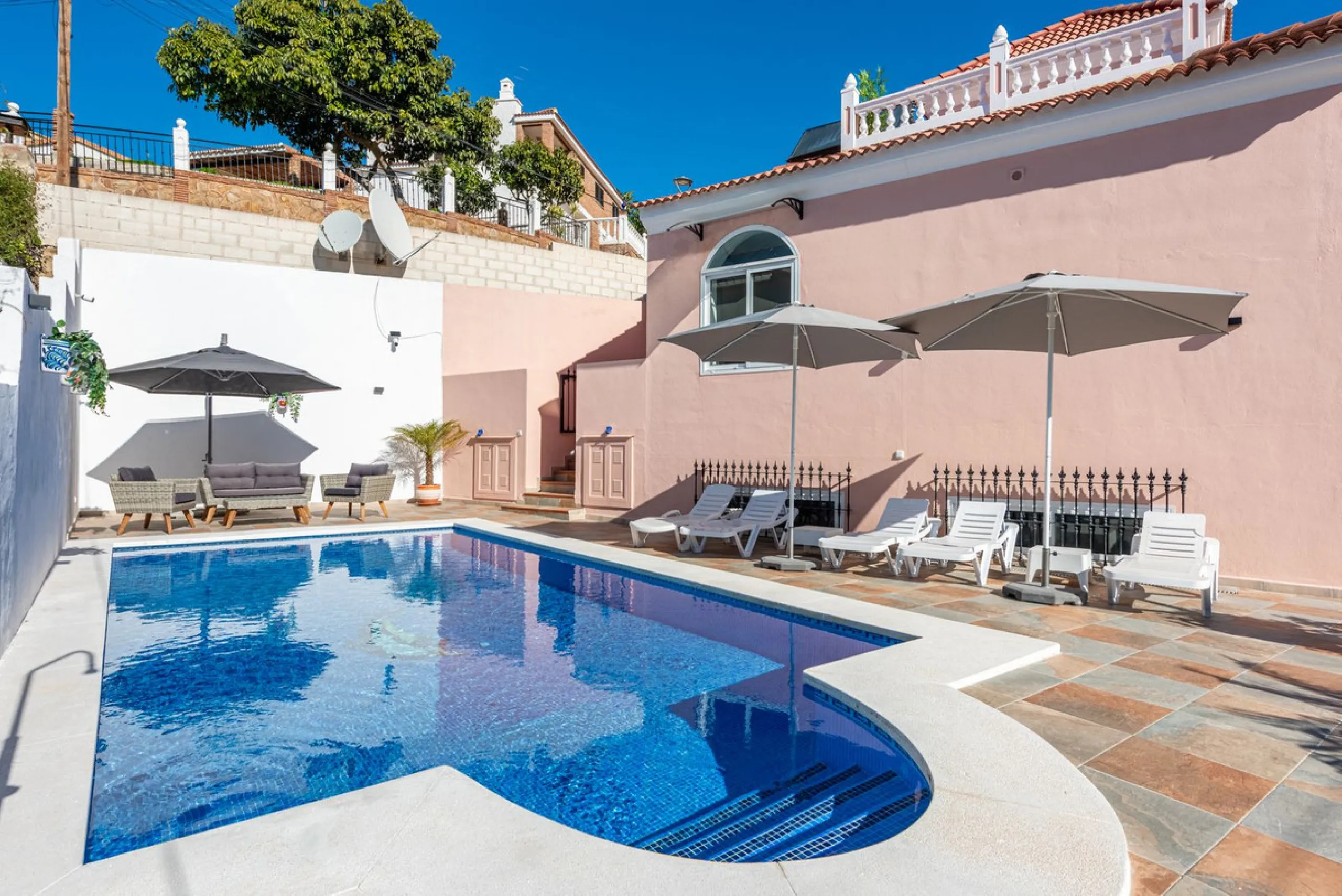 Welcome to Casa Rosa in Torreblanca, a newly renovated detached villa with a private pool that is both heated and illuminated – perfect for relaxation and entertaining all year round. This villa enjoys an unbeatable location, just 600 meters from the beac