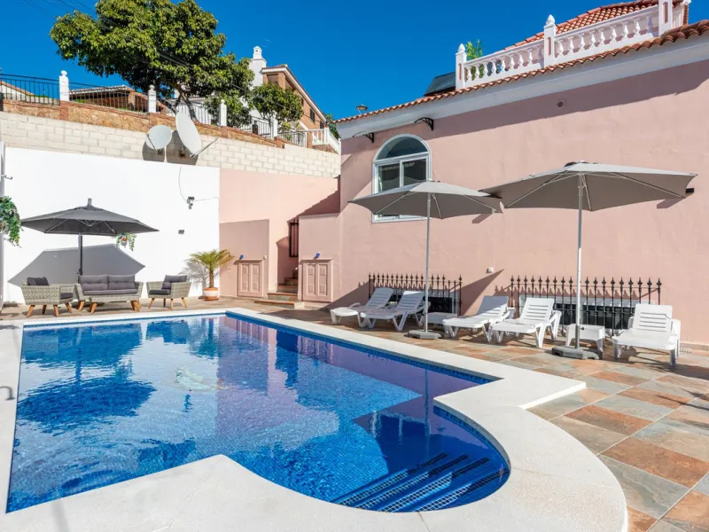 Welcome to Casa Rosa in Torreblanca, a newly renovated detached villa with a private pool that is both heated and illuminated – perfect for relaxation and entertaining all year round. This villa enjoys an unbeatable location, just 600 meters from the beac