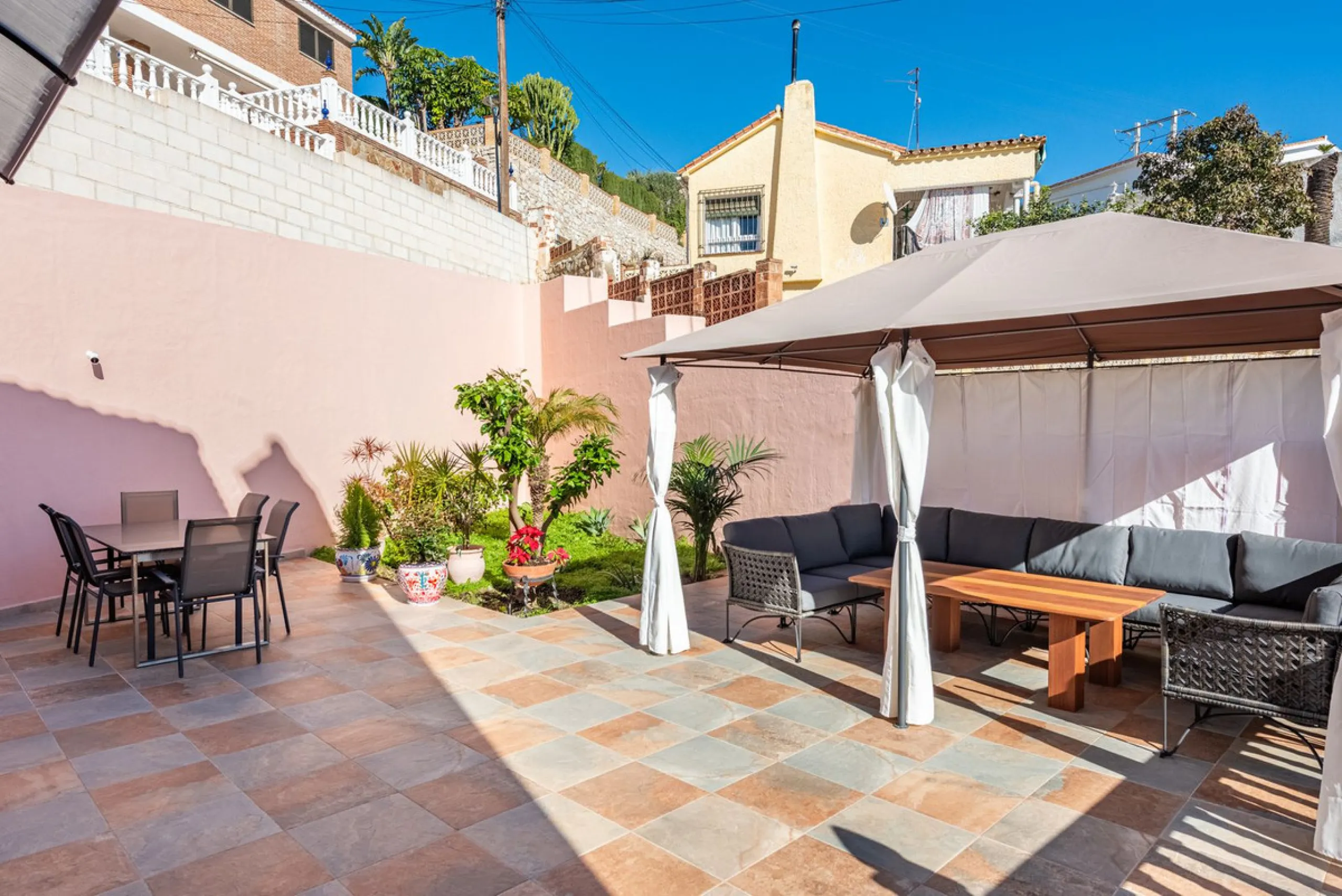 Welcome to Casa Rosa in Torreblanca, a newly renovated detached villa with a private pool that is both heated and illuminated – perfect for relaxation and entertaining all year round. This villa enjoys an unbeatable location, just 600 meters from the beac
