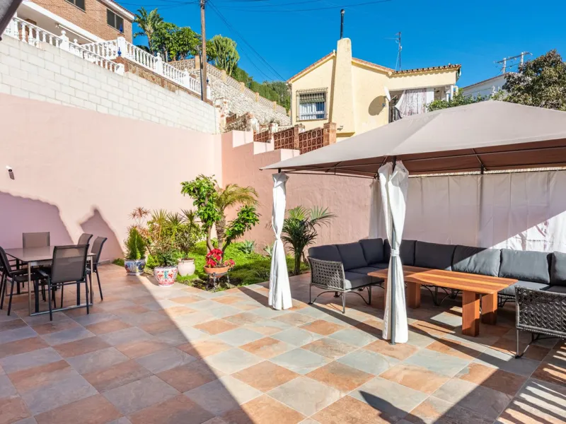 Welcome to Casa Rosa in Torreblanca, a newly renovated detached villa with a private pool that is both heated and illuminated – perfect for relaxation and entertaining all year round. This villa enjoys an unbeatable location, just 600 meters from the beac