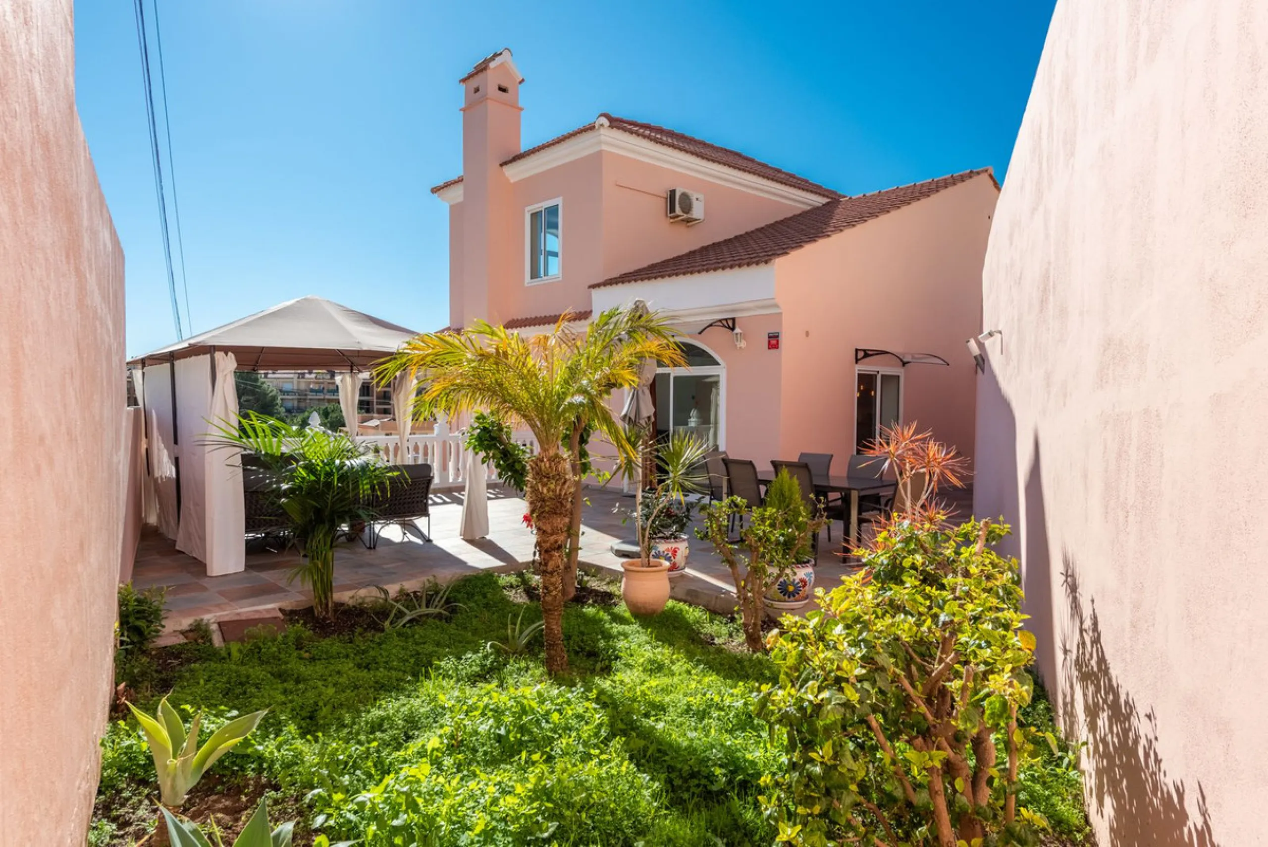 Welcome to Casa Rosa in Torreblanca, a newly renovated detached villa with a private pool that is both heated and illuminated – perfect for relaxation and entertaining all year round. This villa enjoys an unbeatable location, just 600 meters from the beac