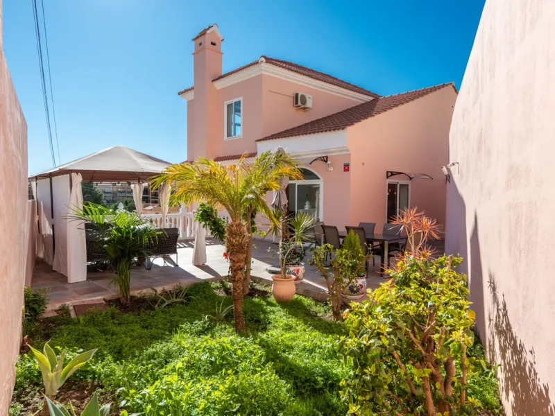 Welcome to Casa Rosa in Torreblanca, a newly renovated detached villa with a private pool that is both heated and illuminated – perfect for relaxation and entertaining all year round. This villa enjoys an unbeatable location, just 600 meters from the beac