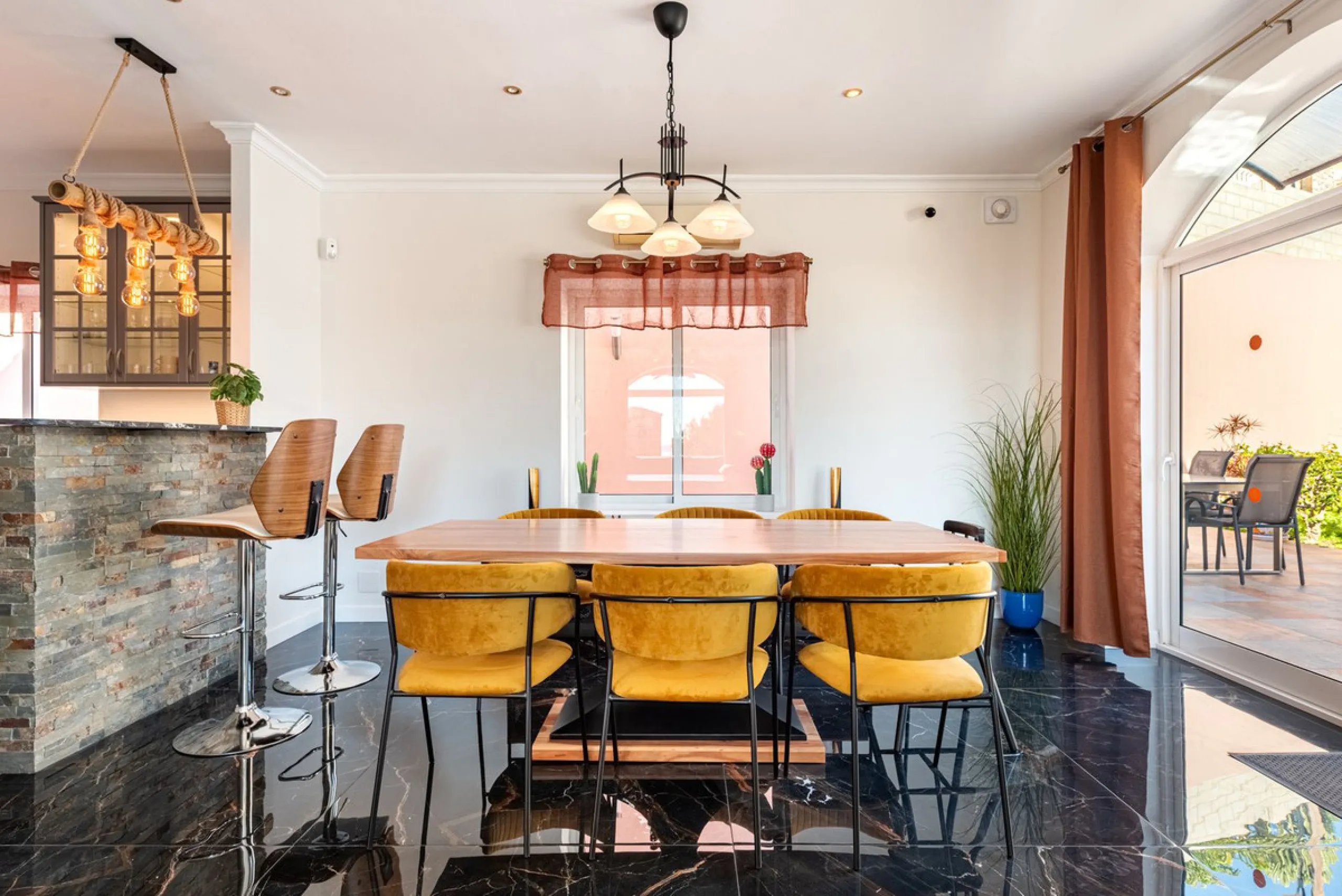 Welcome to Casa Rosa in Torreblanca, a newly renovated detached villa with a private pool that is both heated and illuminated – perfect for relaxation and entertaining all year round. This villa enjoys an unbeatable location, just 600 meters from the beac
