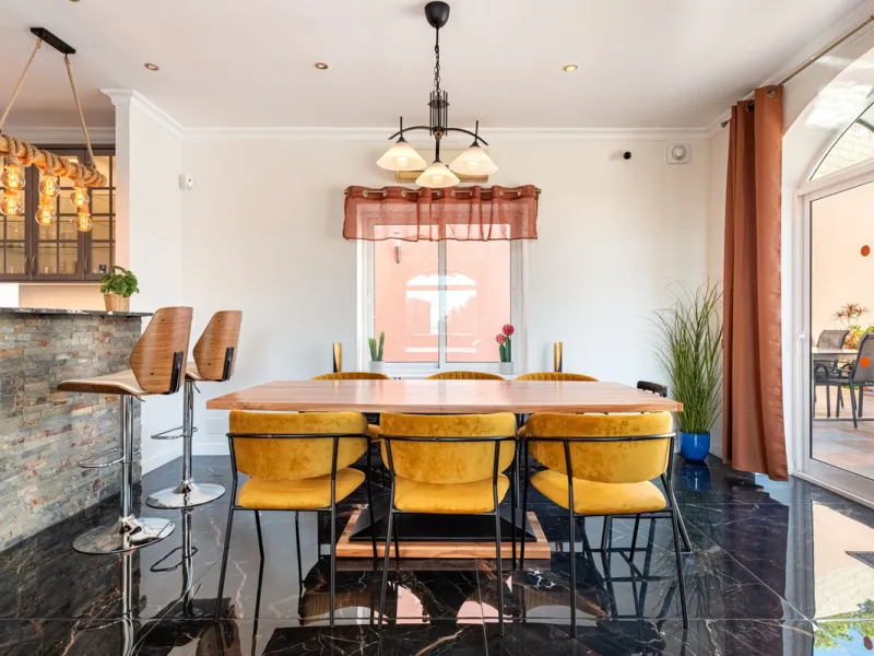 Welcome to Casa Rosa in Torreblanca, a newly renovated detached villa with a private pool that is both heated and illuminated – perfect for relaxation and entertaining all year round. This villa enjoys an unbeatable location, just 600 meters from the beac