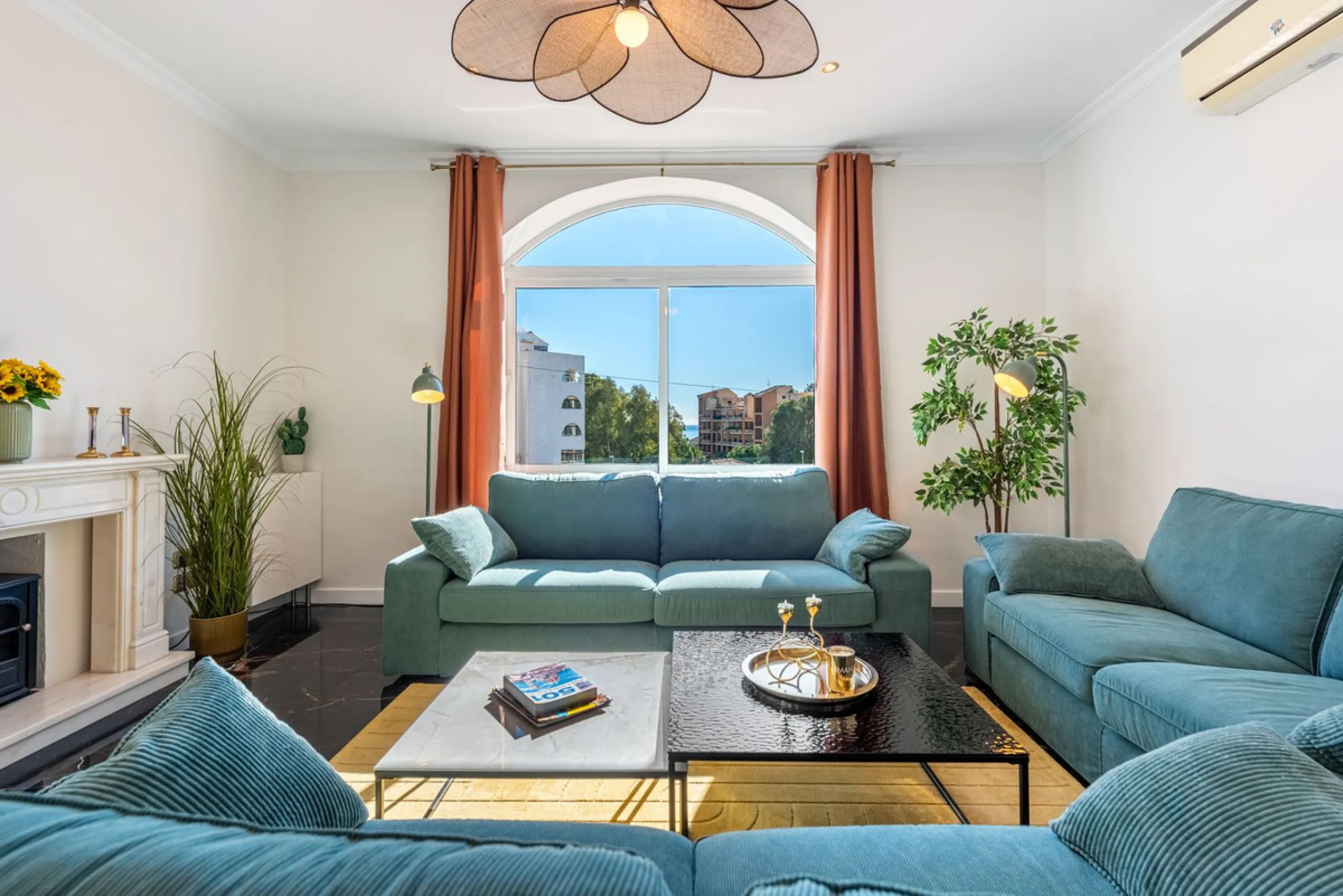 Welcome to Casa Rosa in Torreblanca, a newly renovated detached villa with a private pool that is both heated and illuminated – perfect for relaxation and entertaining all year round. This villa enjoys an unbeatable location, just 600 meters from the beac